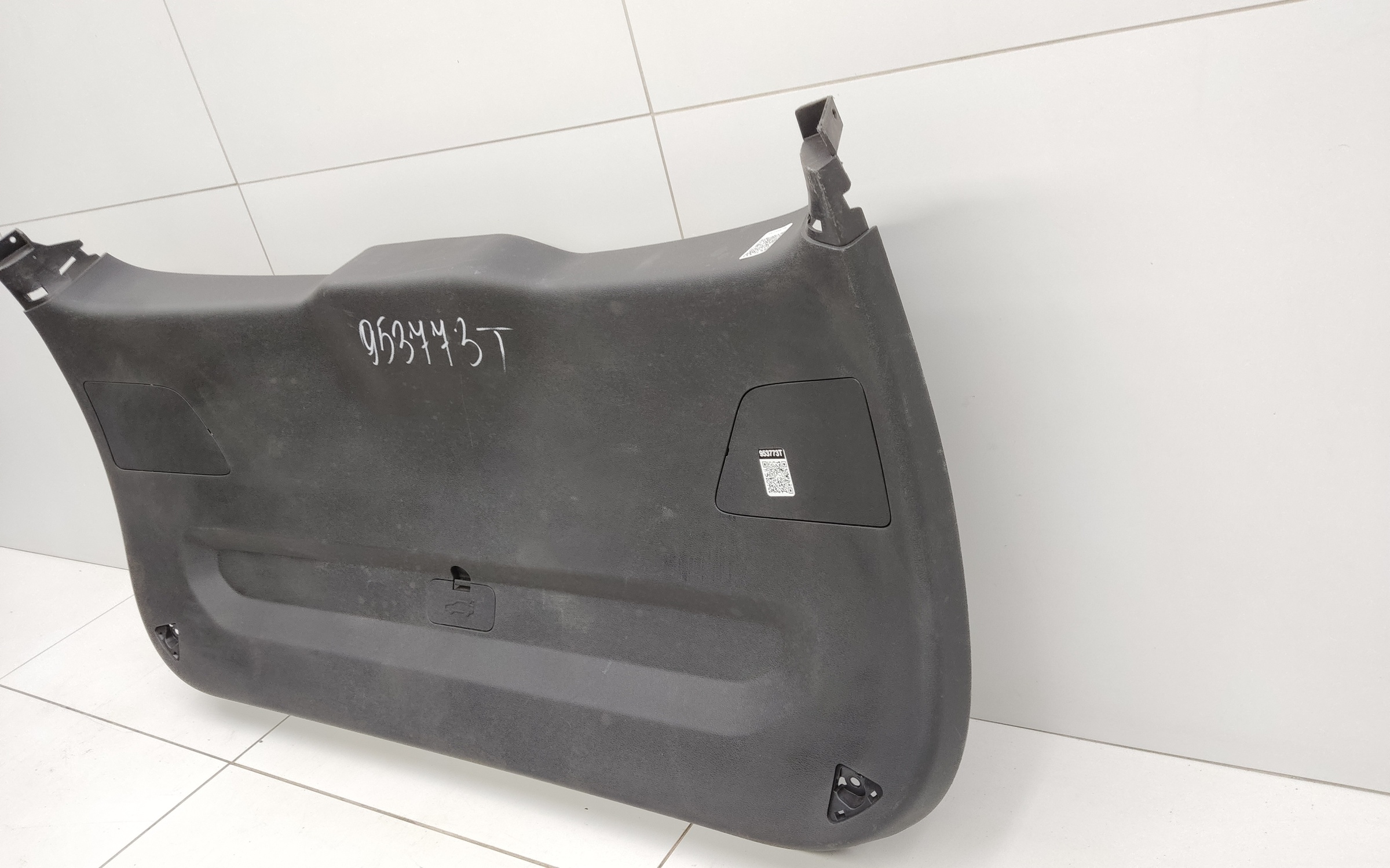 Обшивка крышки багажника Geely Coolray