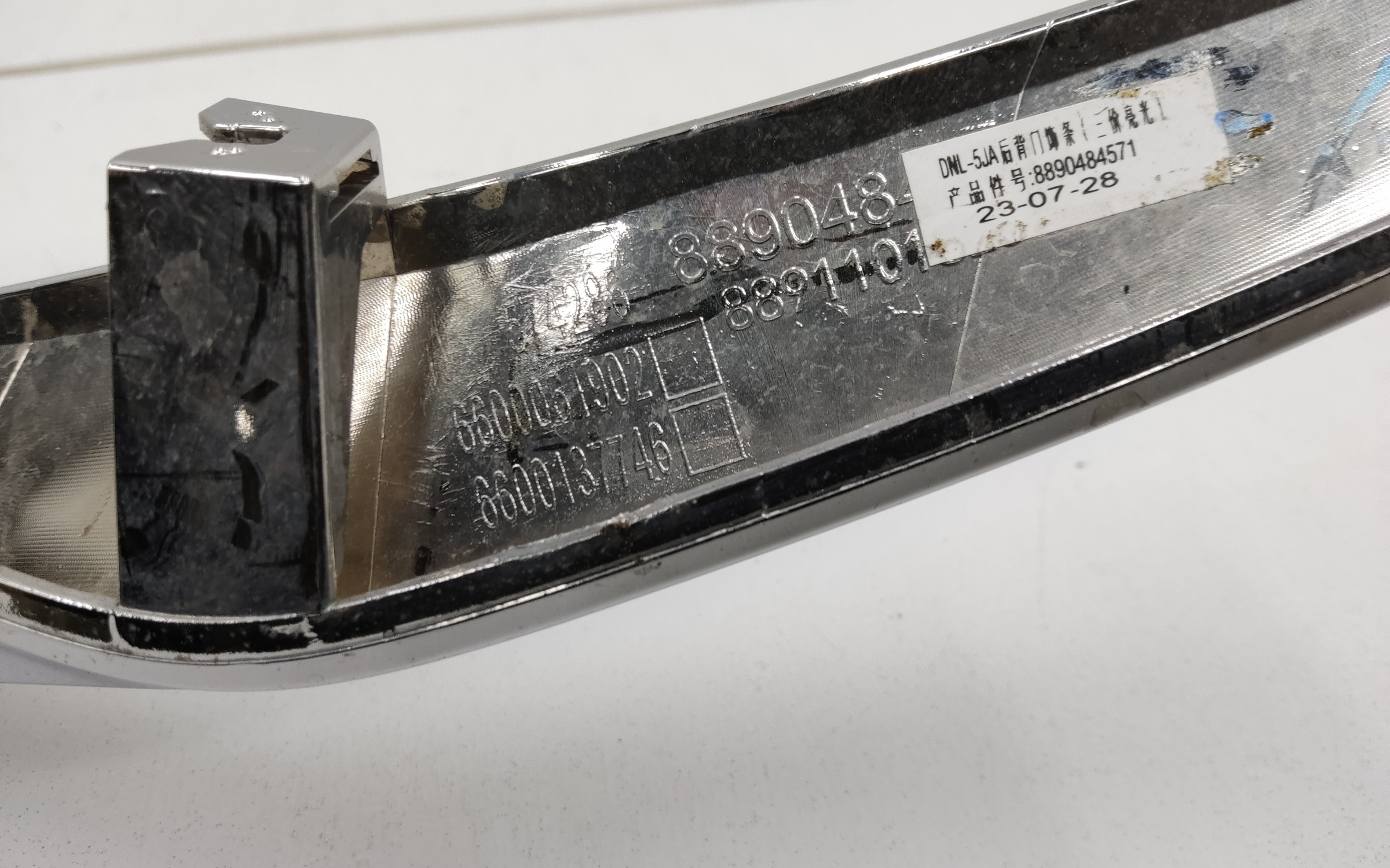 Накладка крышки багажника хром Geely Tugella 1