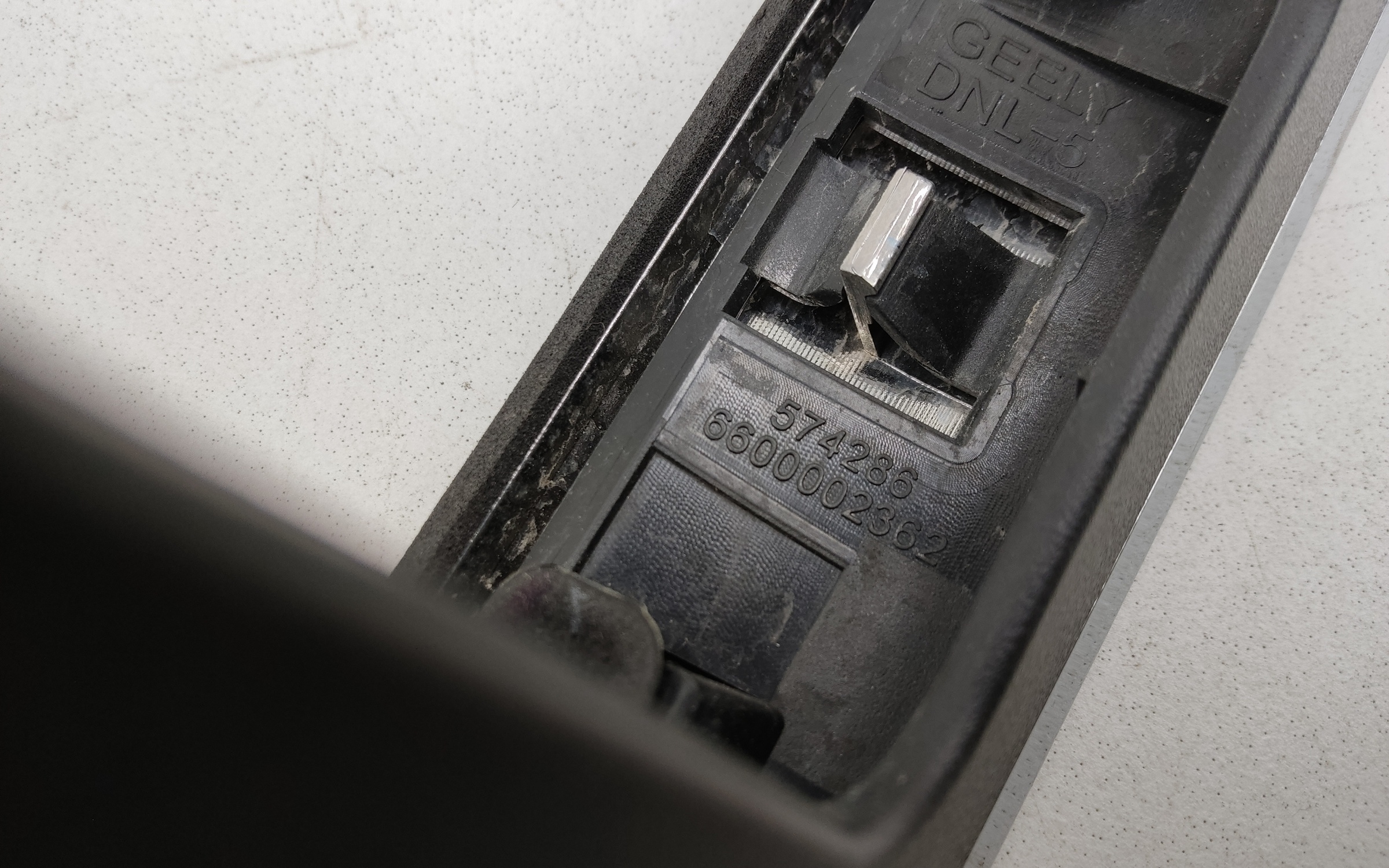 Накладка крышки багажника хром Geely Tugella 1