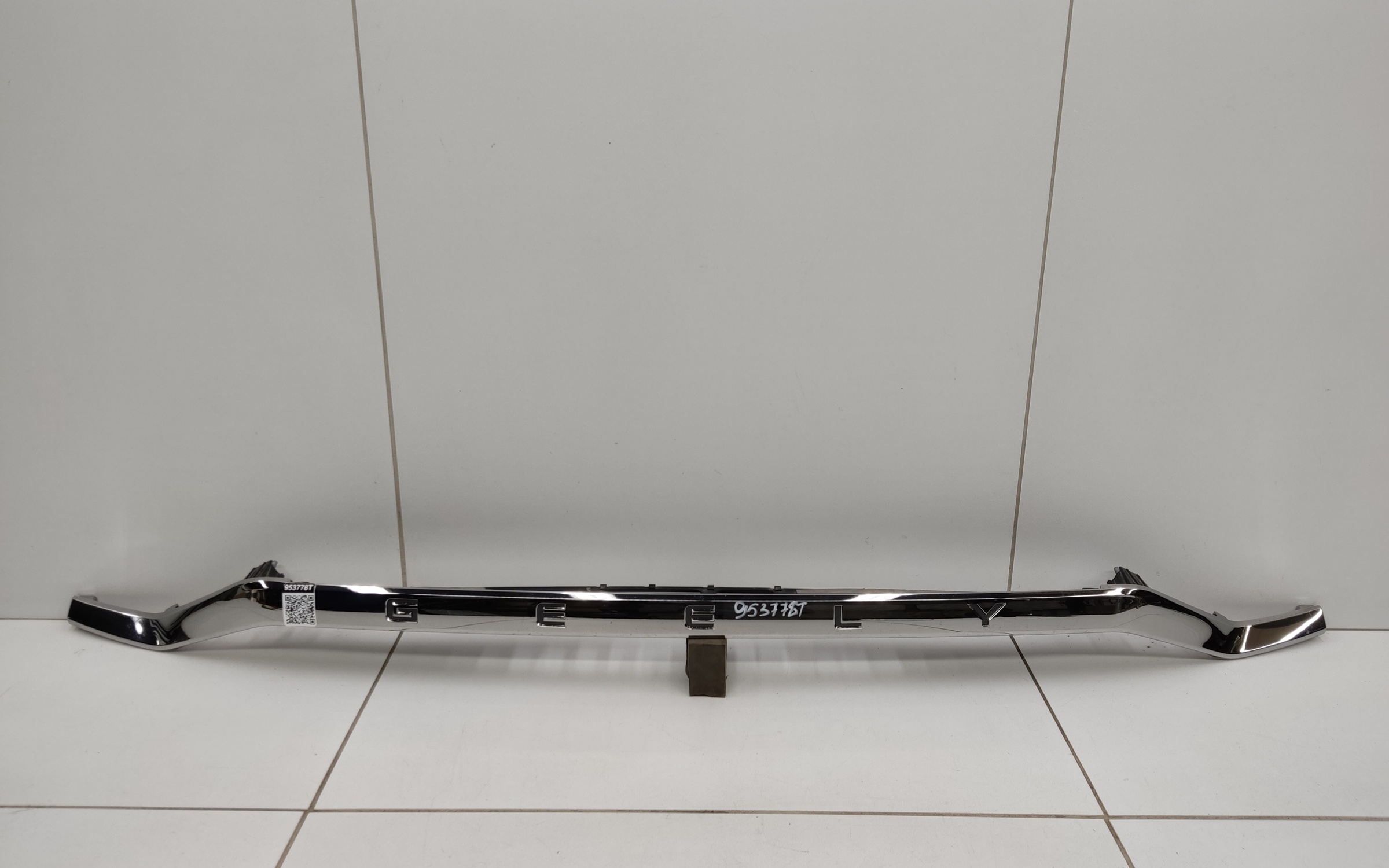 Накладка крышки багажника хром Geely Tugella 1