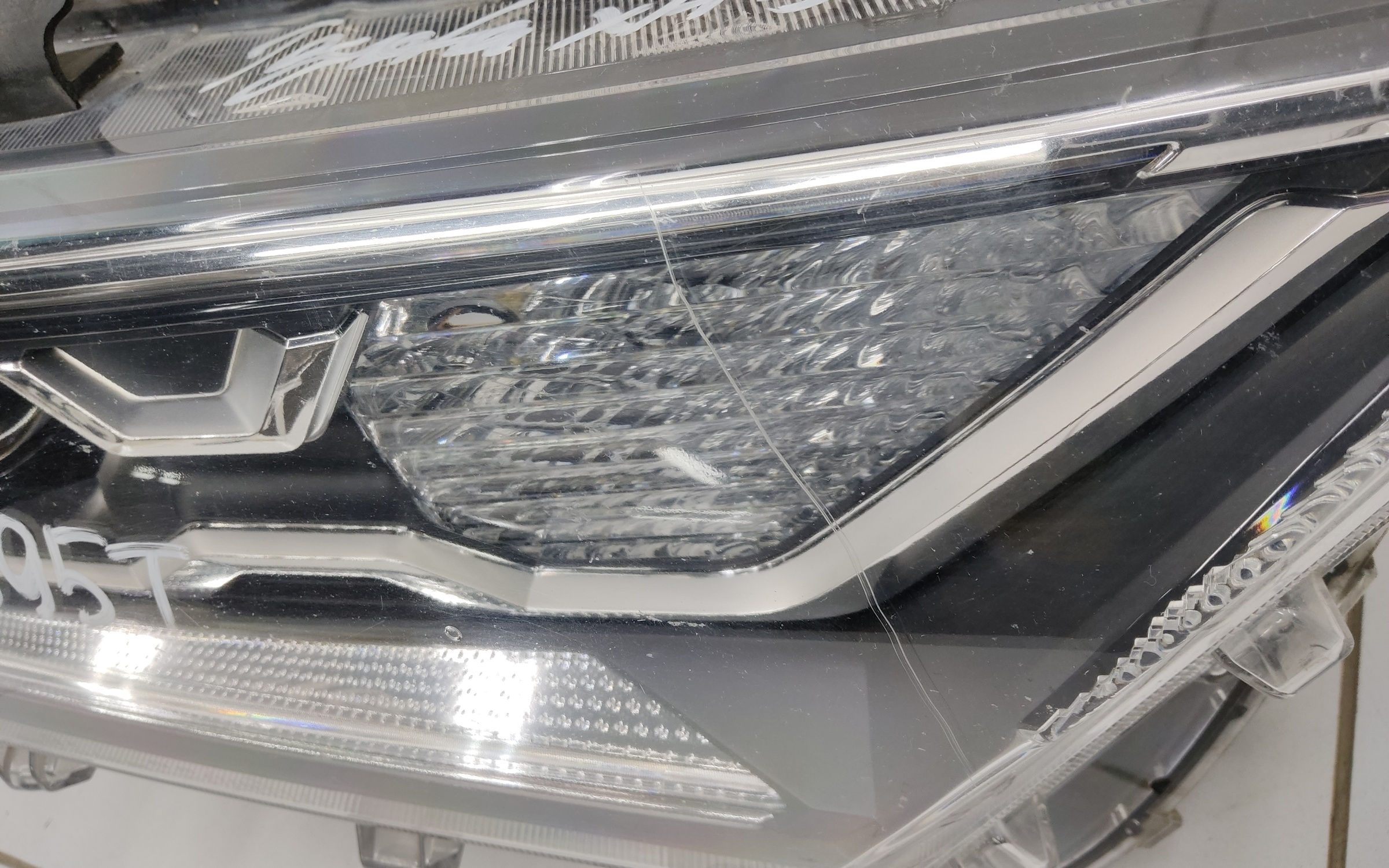 Фара передняя правая Toyota Rav4 XA50 линза LED