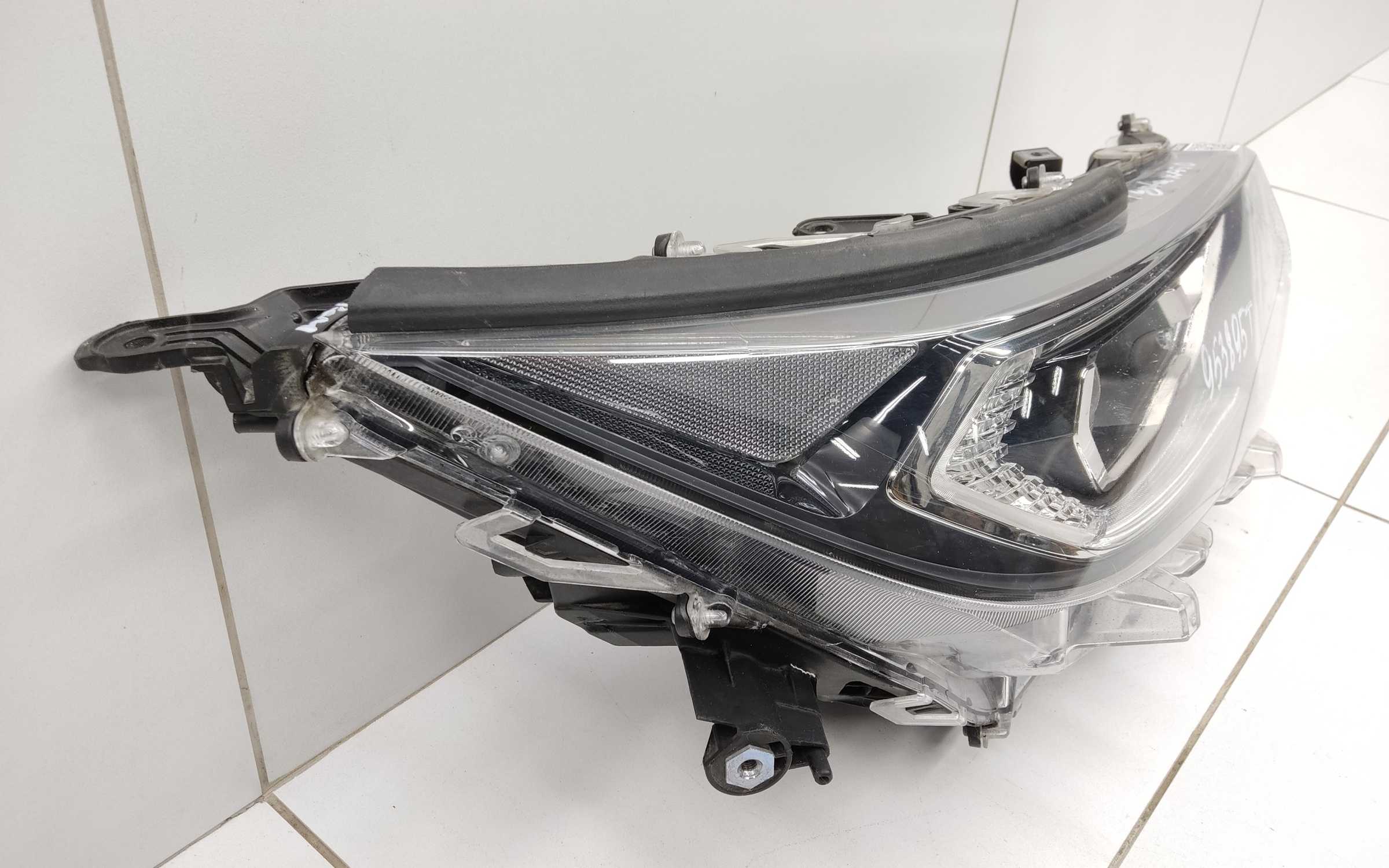 Фара передняя правая Toyota Rav4 XA50 линза LED