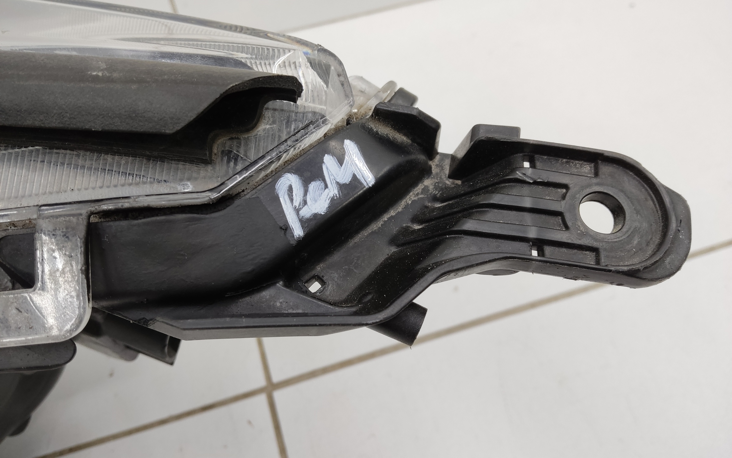 Фара передняя правая Toyota Rav4 XA50 линза LED