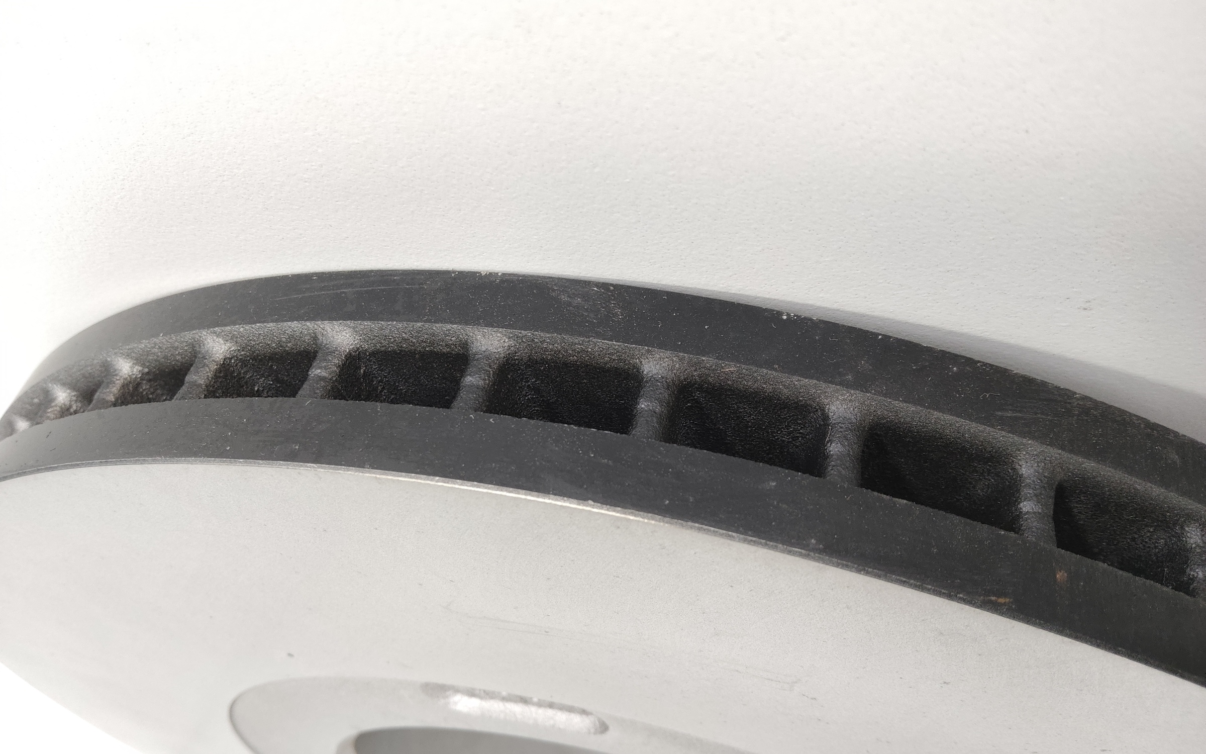 Диск тормозной передний Kia Carnival 4  17 дюймов