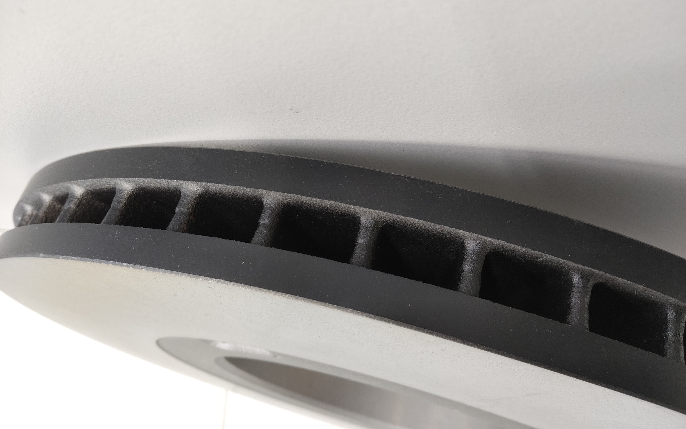 Диск тормозной передний Kia Carnival 4  17 дюймов