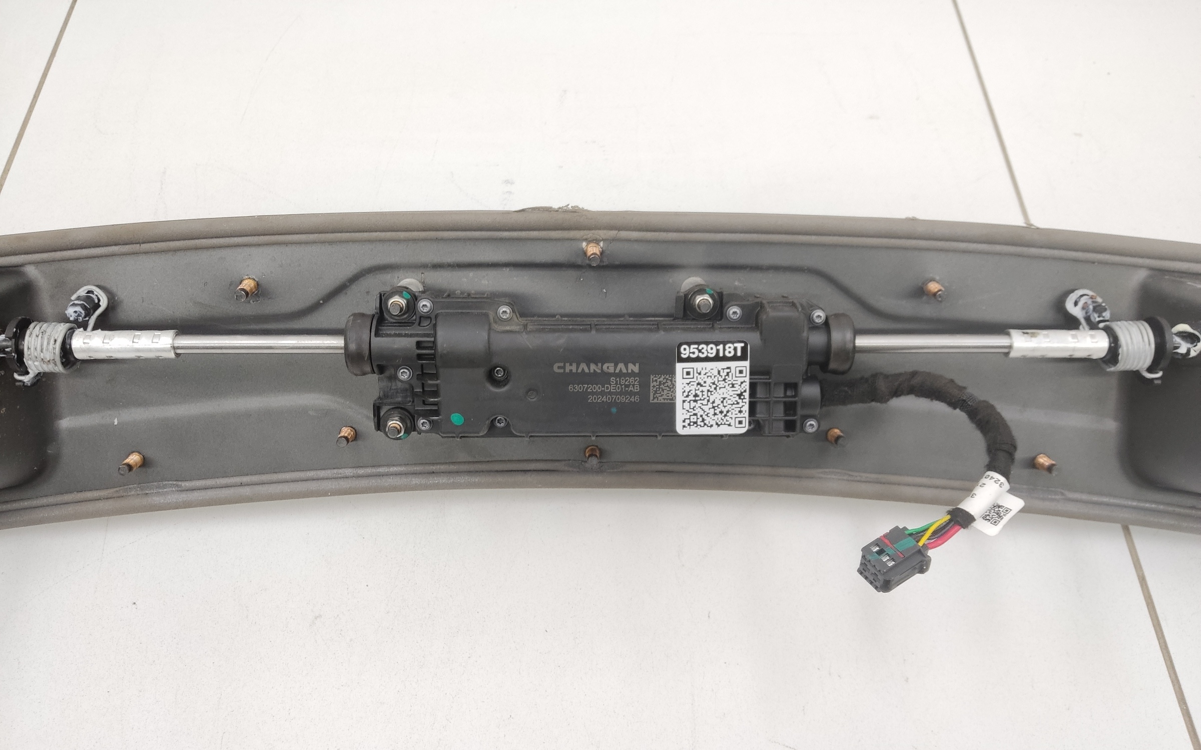 Механизм спойлера крышки багажника Changan Uni-V