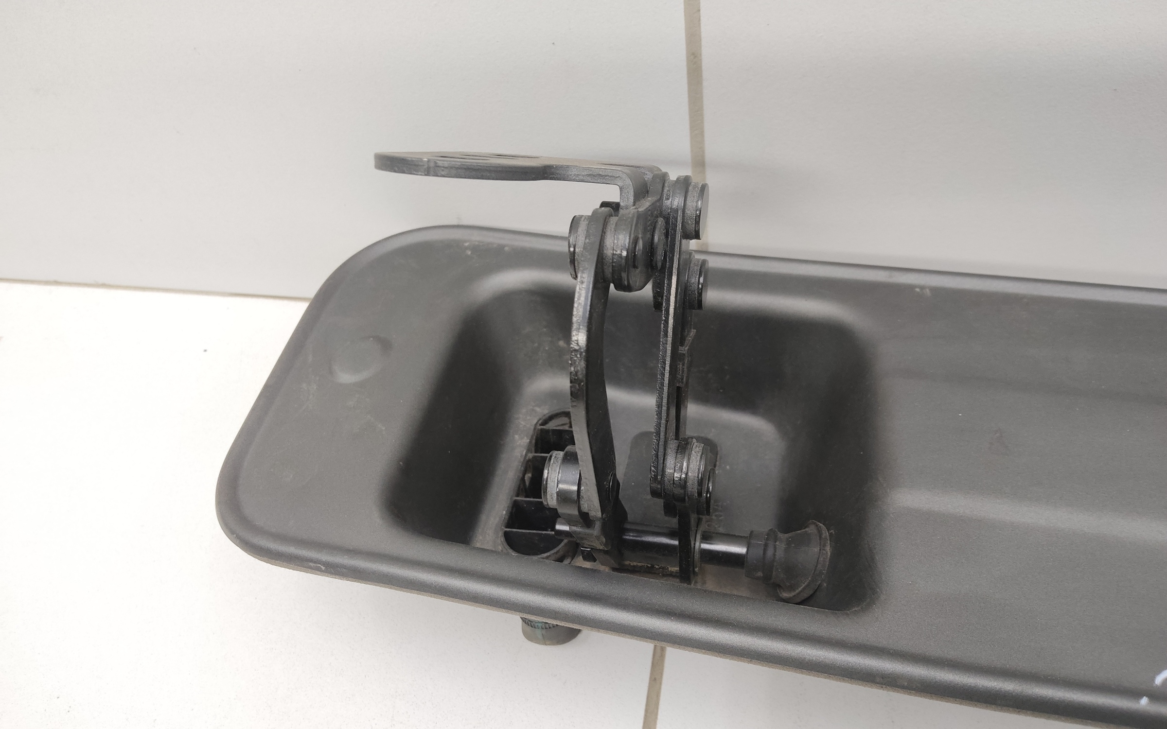 Механизм спойлера крышки багажника Changan Uni-V