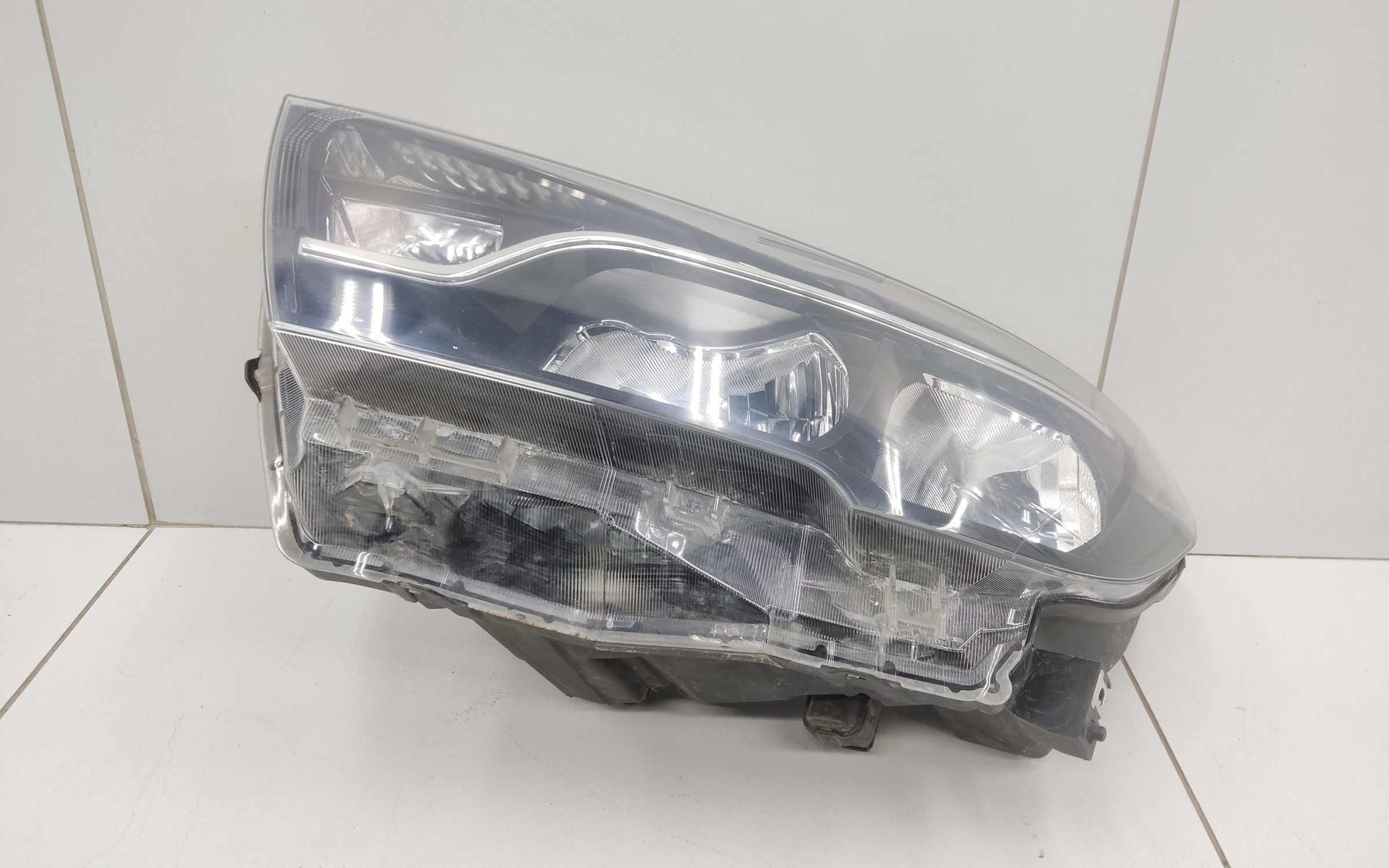 Фара передняя левая Lada Vesta 1 галоген