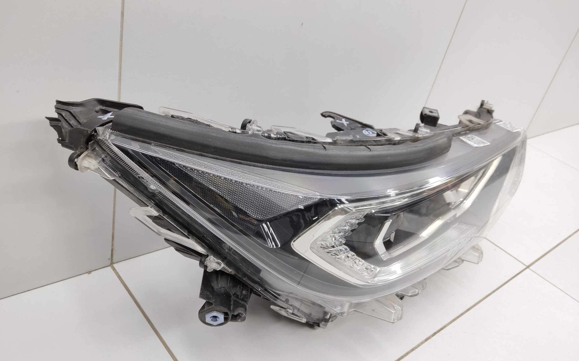 Фара передняя правая Toyota Rav4 XA50 линза LED