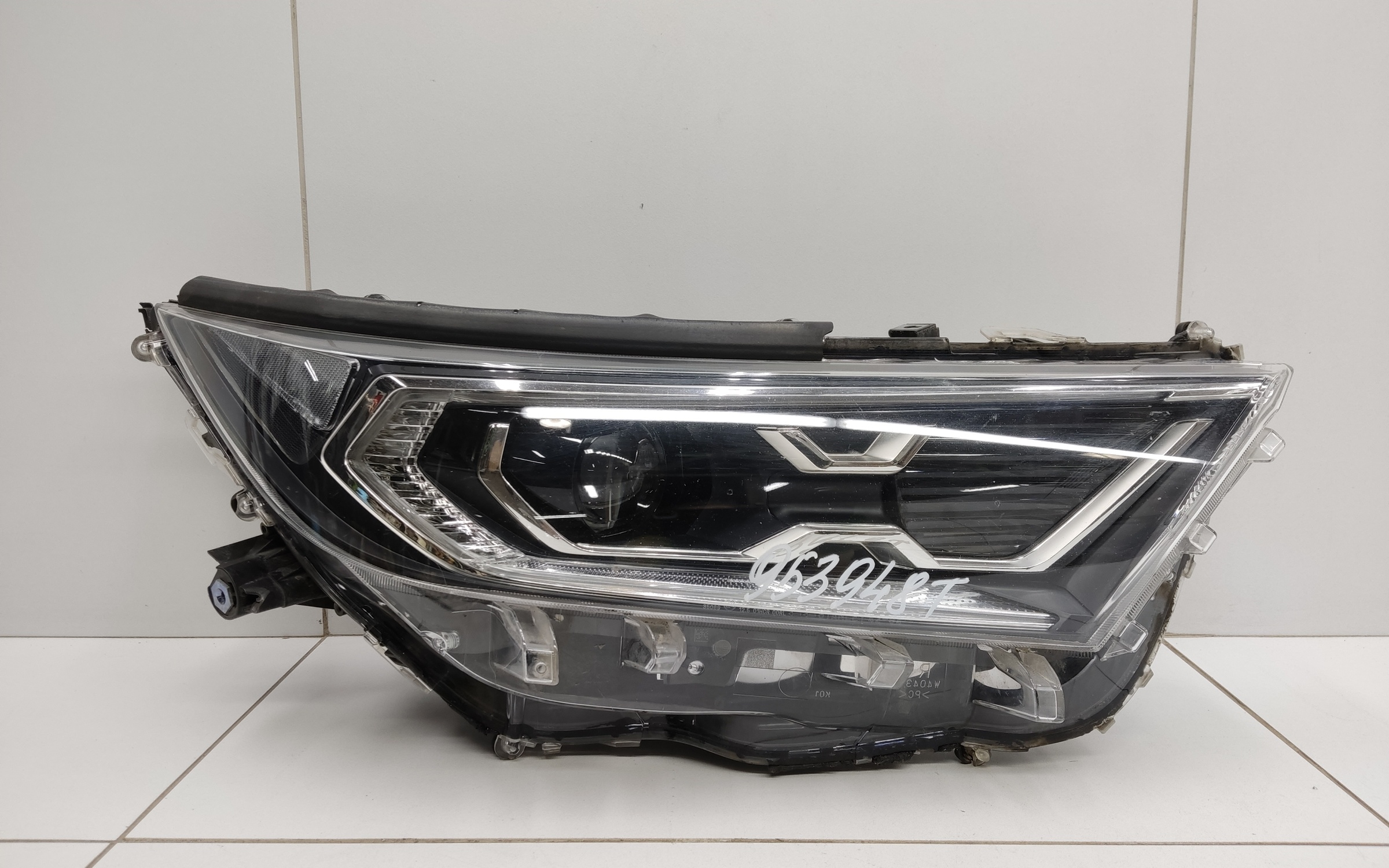 Фара передняя правая Toyota Rav4 XA50 линза LED