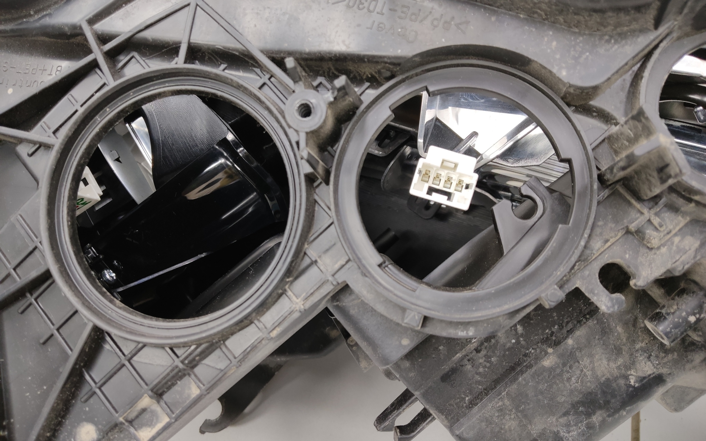 Фара передняя правая Toyota Rav4 XA50 линза LED