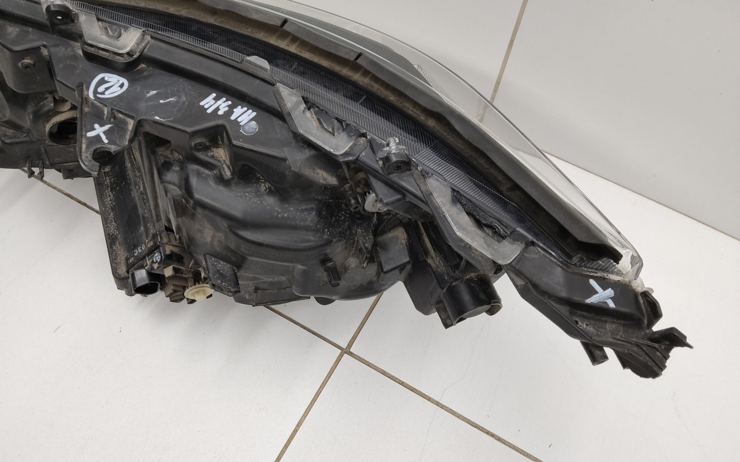 Фара передняя правая Toyota Rav4 XA50 линза LED