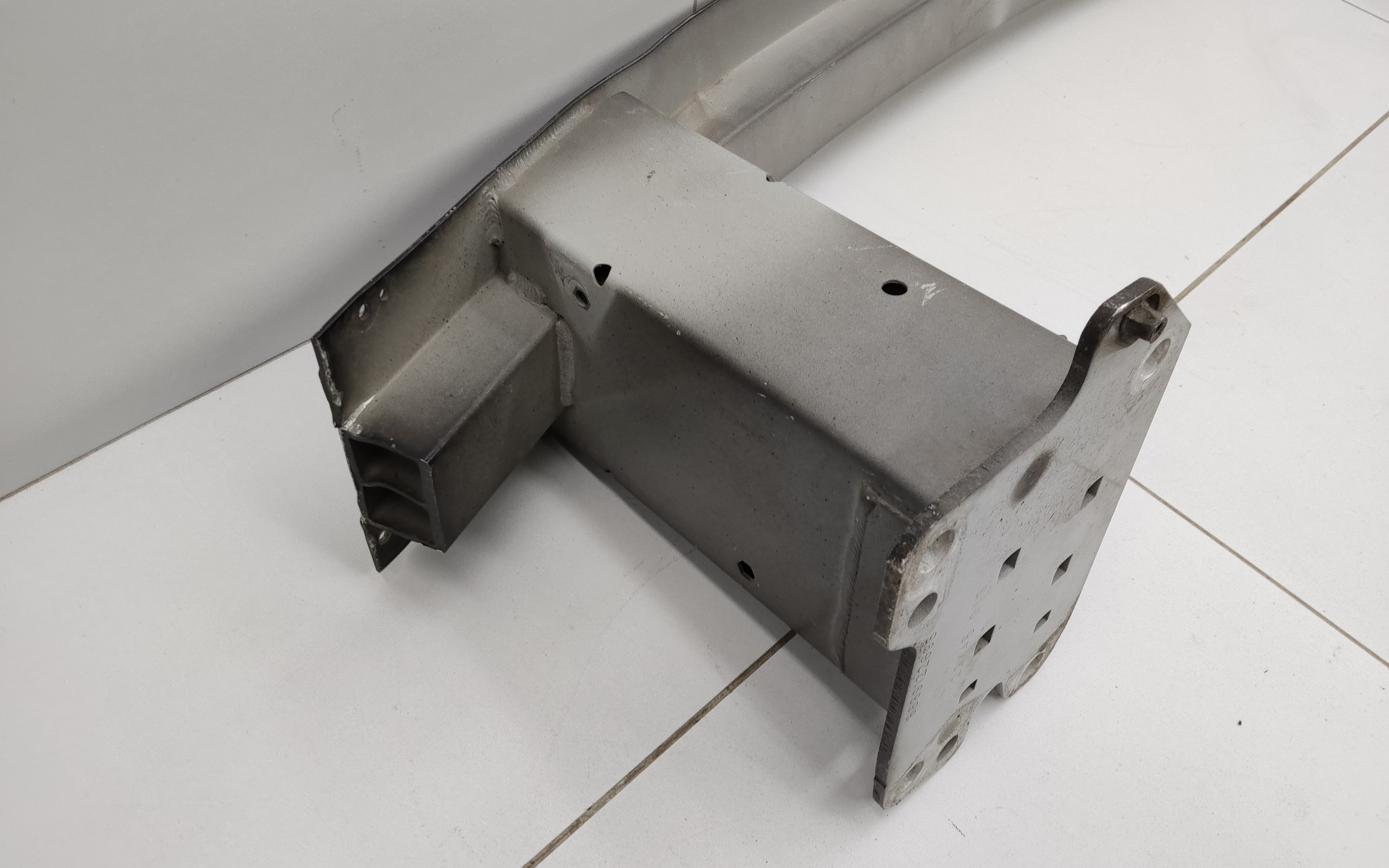 Усилитель переднего бампера Geely Monjaro