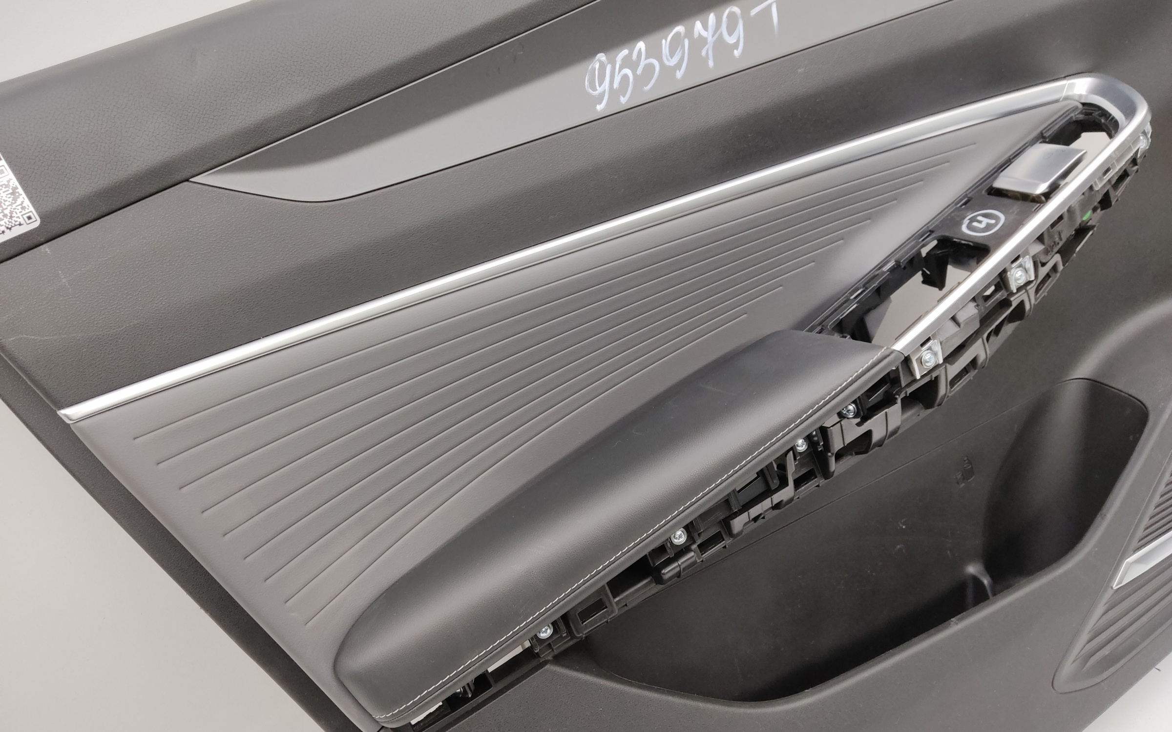 Обшивка двери передней левой Geely Cityray