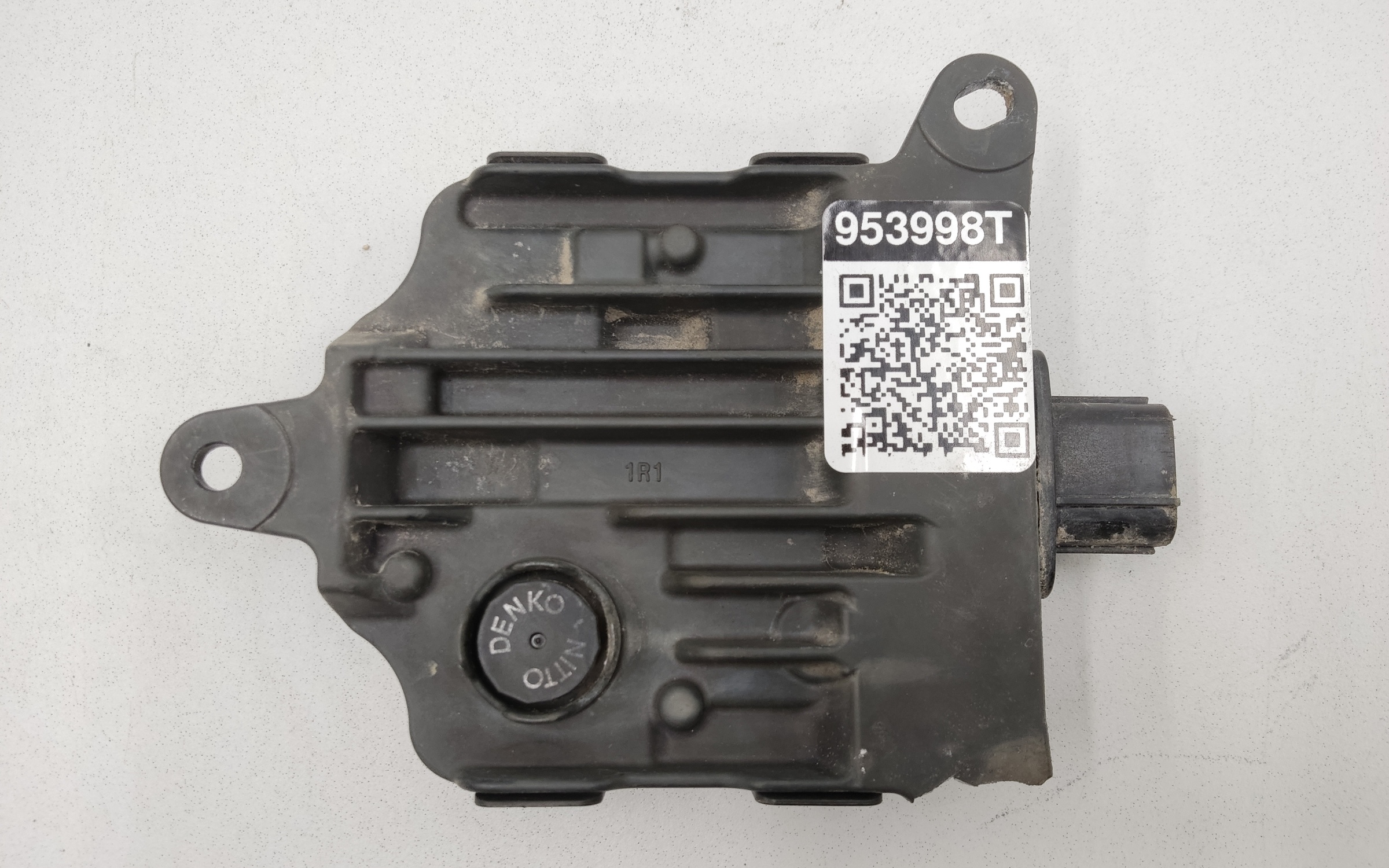 Датчик  слепых зон правый Toyota Camry V70