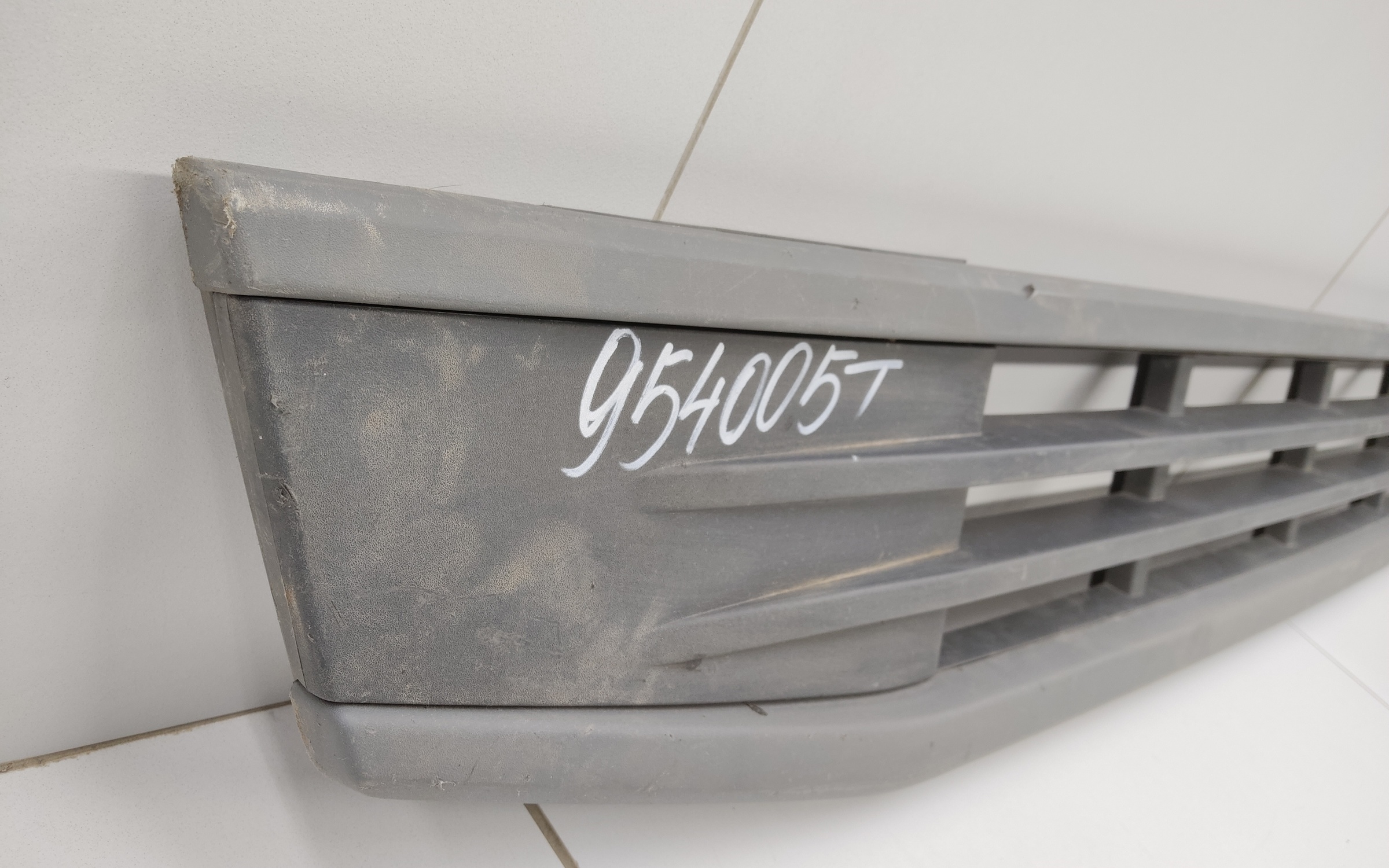 Подножка решетки радиатора верхняя Volvo FH 5