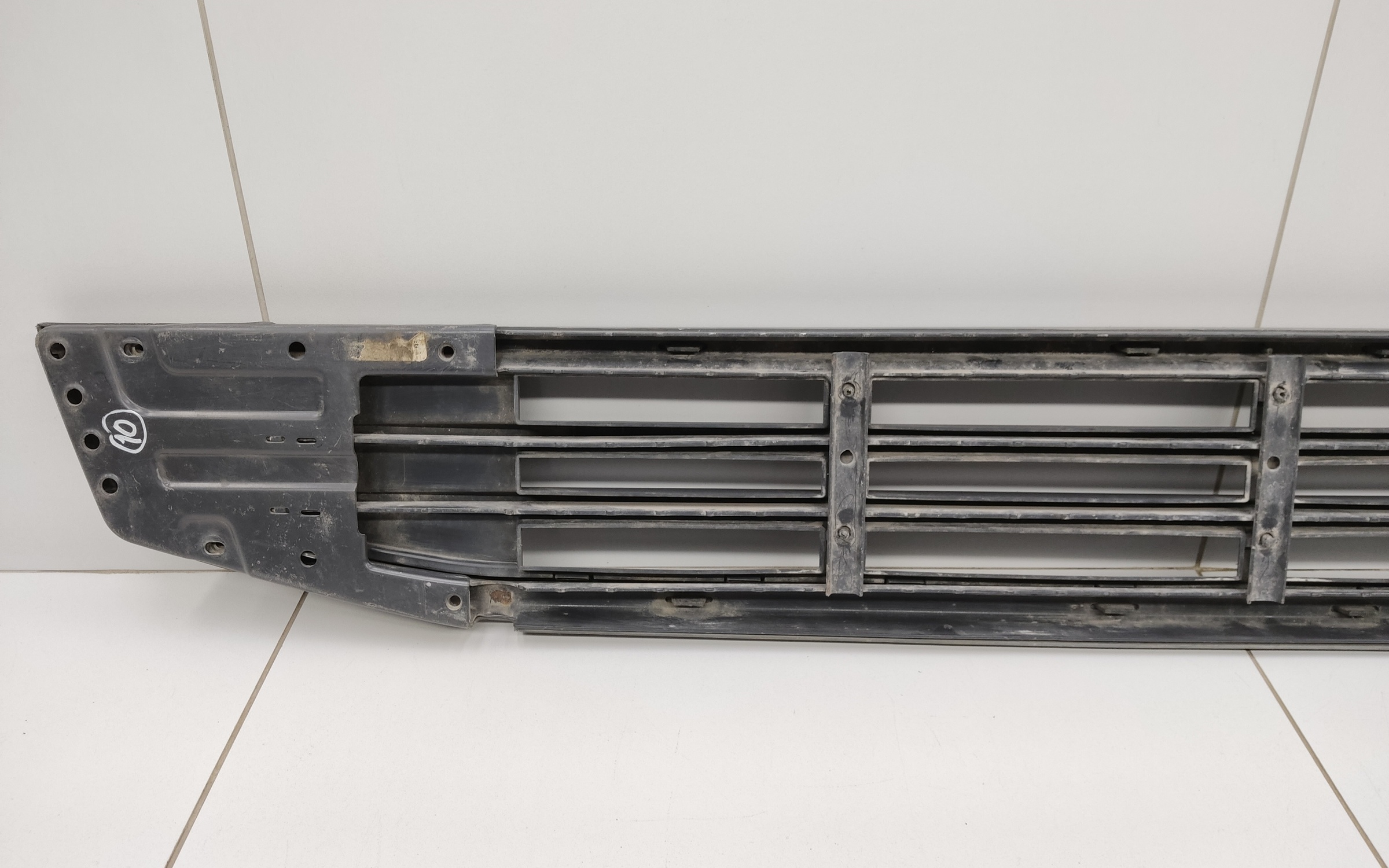 Подножка решетки радиатора верхняя Volvo FH 5