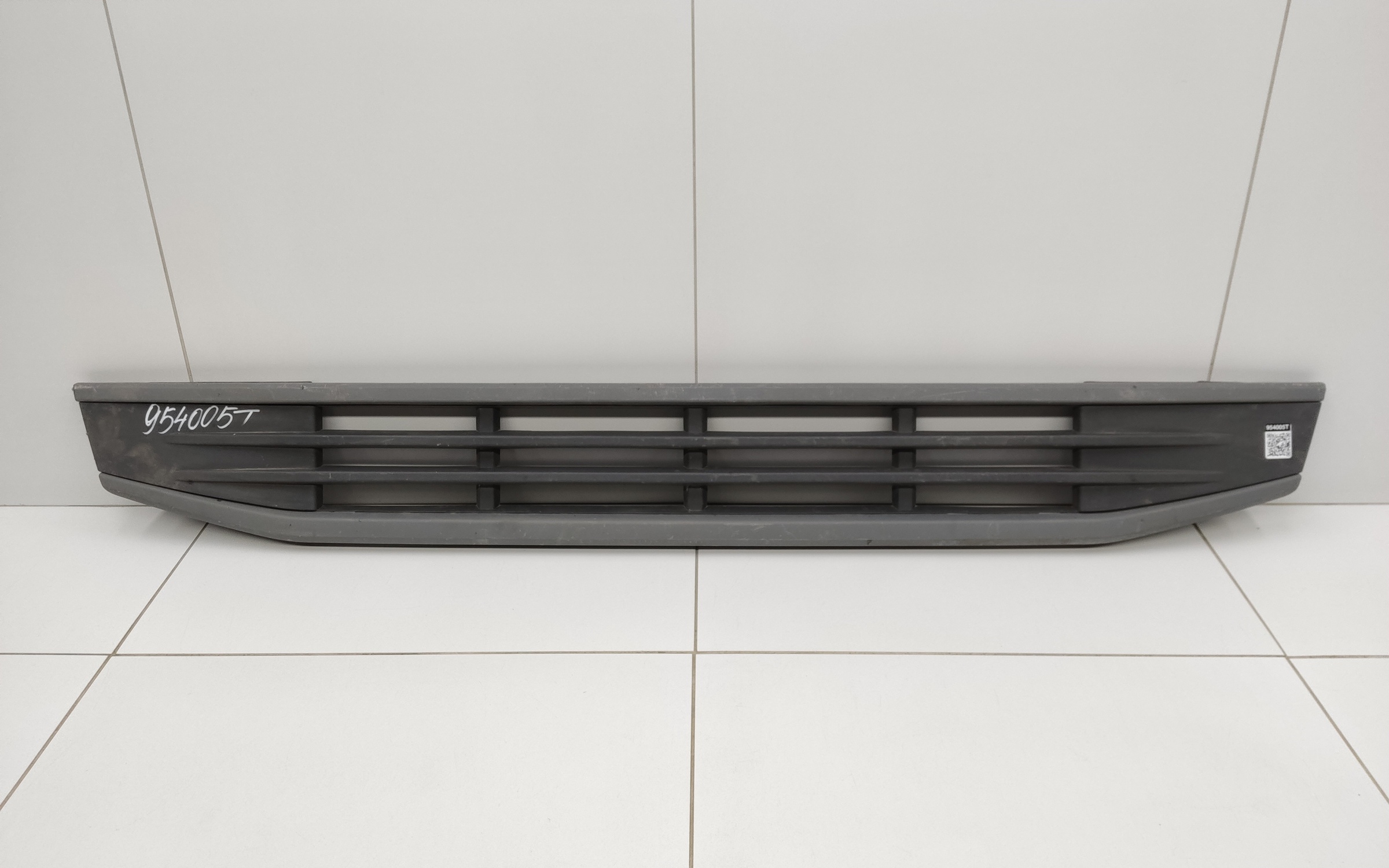 Подножка решетки радиатора верхняя Volvo FH 5