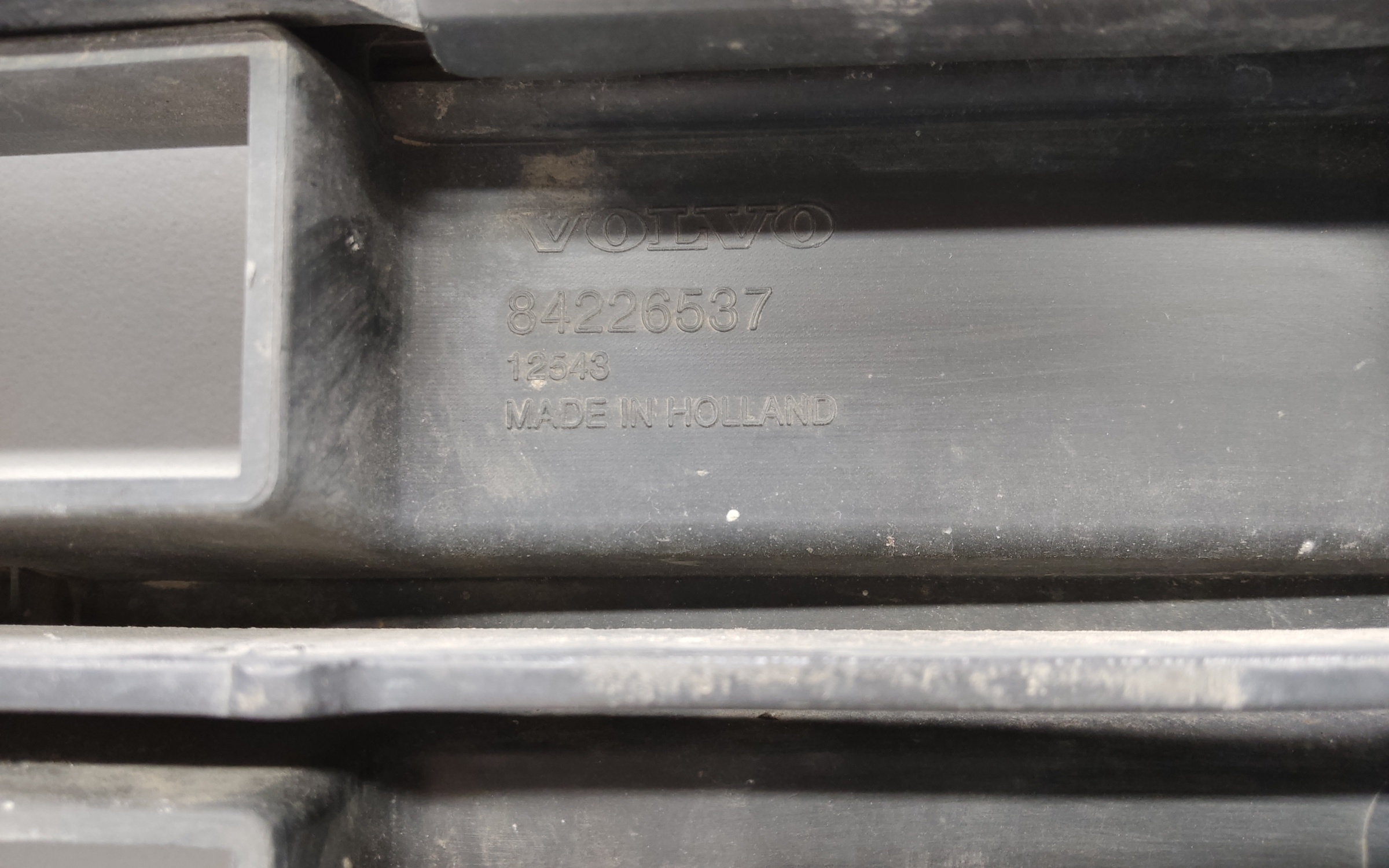 Подножка решетки радиатора верхняя Volvo FH 5