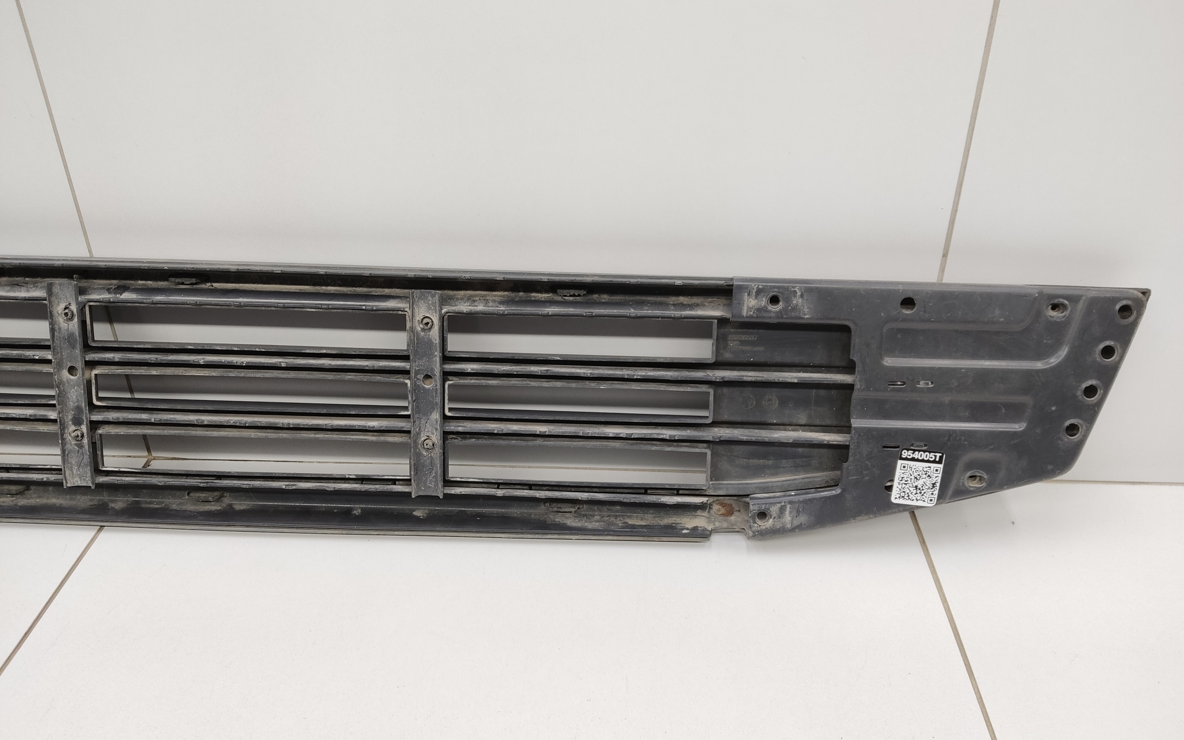 Подножка решетки радиатора верхняя Volvo FH 5