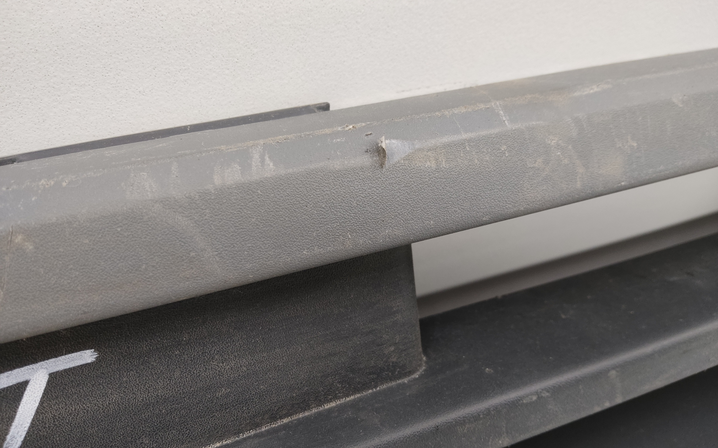 Подножка решетки радиатора верхняя Volvo FH 5