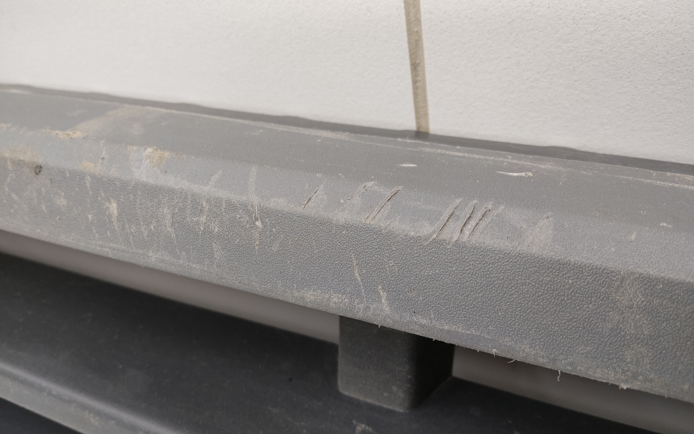 Подножка решетки радиатора верхняя Volvo FH 5