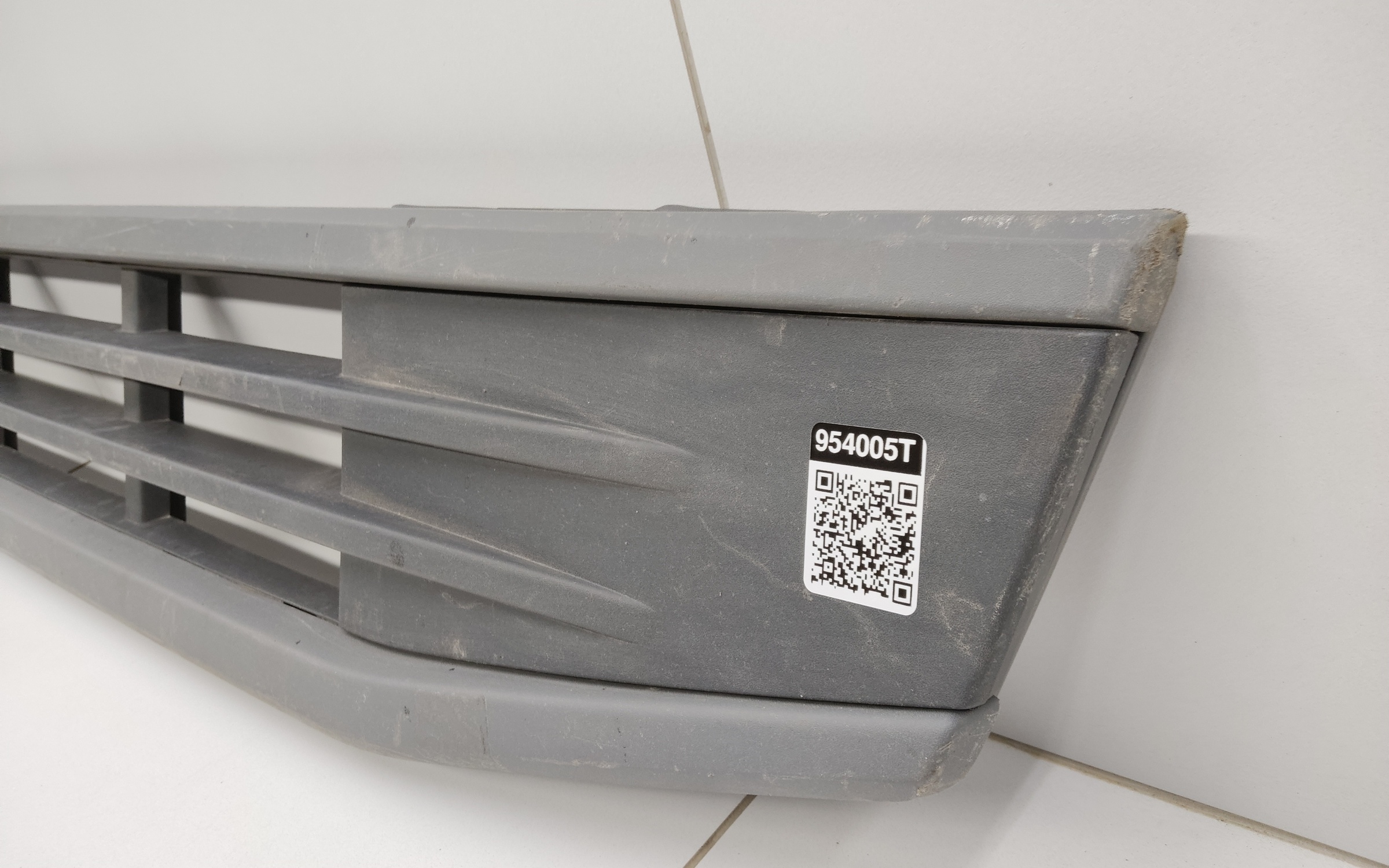 Подножка решетки радиатора верхняя Volvo FH 5