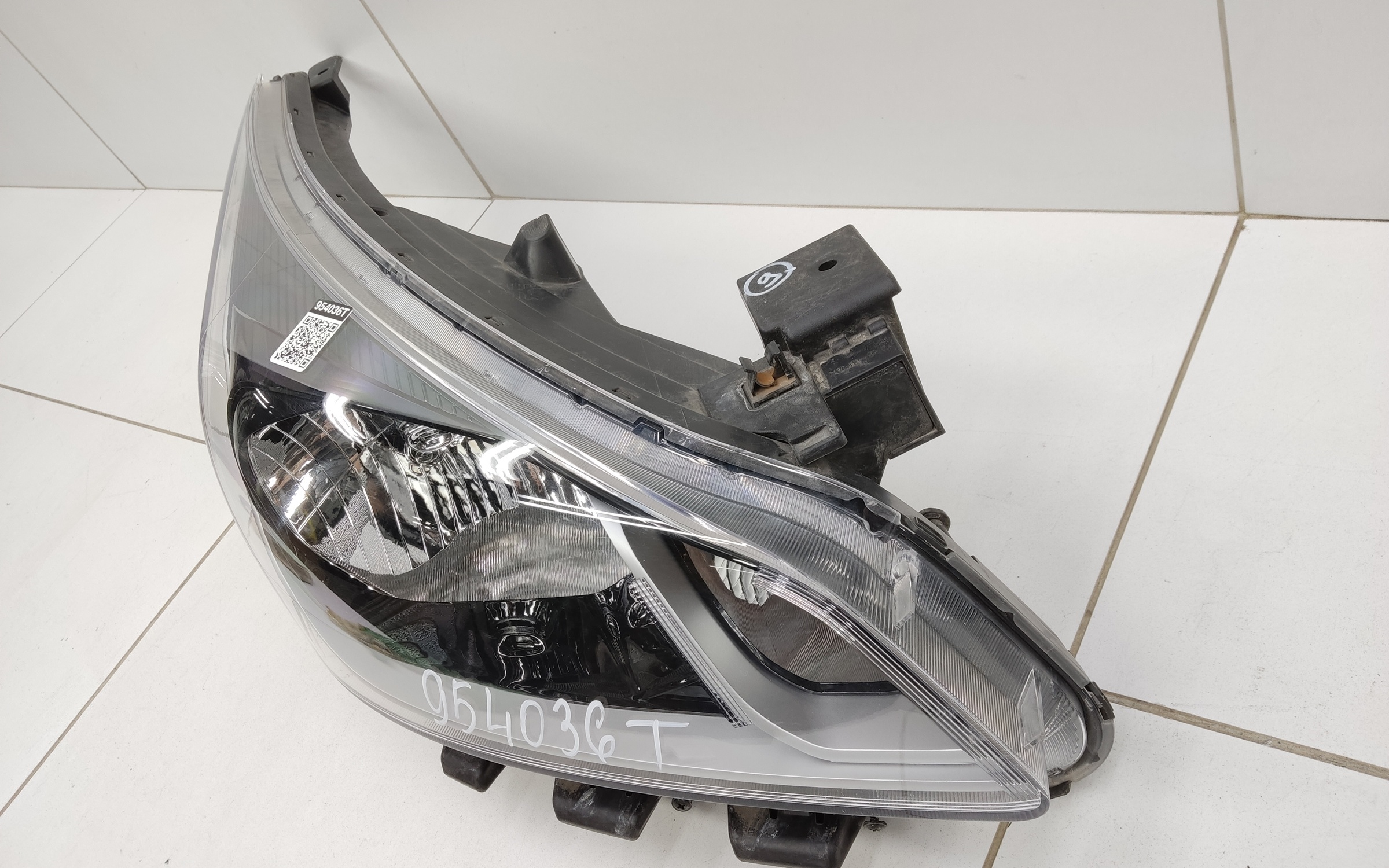 Фара передняя правая Kia Rio 4 галоген