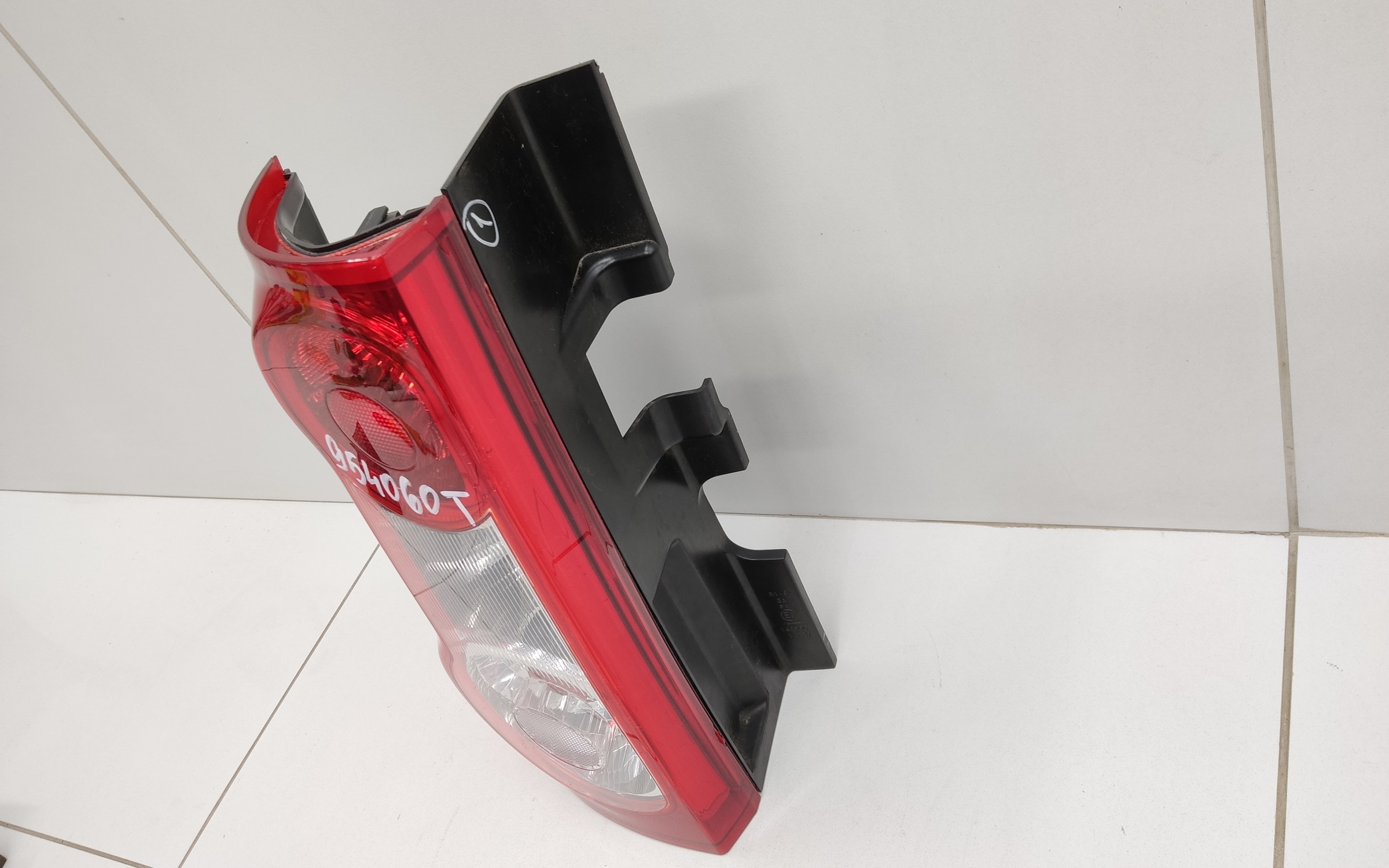 Фонарь задний левый наружный Lada Largus