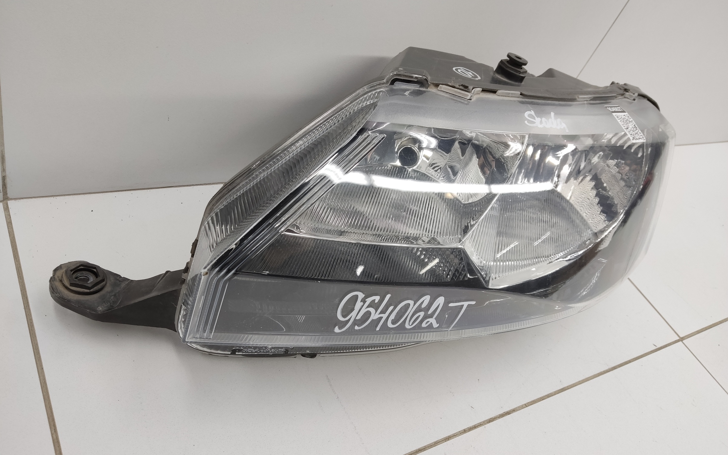 Фара передняя левая Skoda Rapid 1 галоген