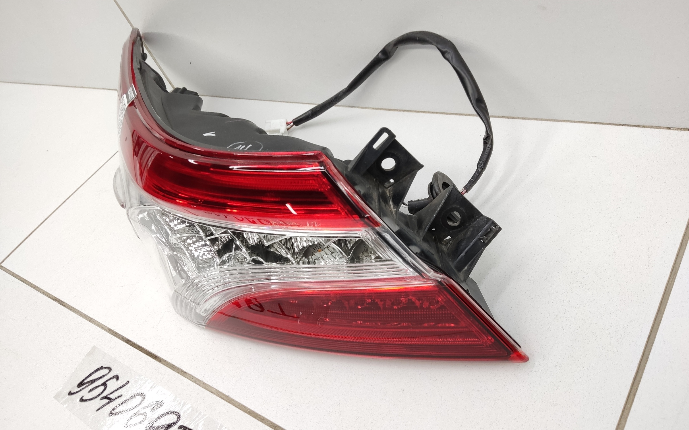 Фонарь задний левый наружный Toyota Camry V70 LED