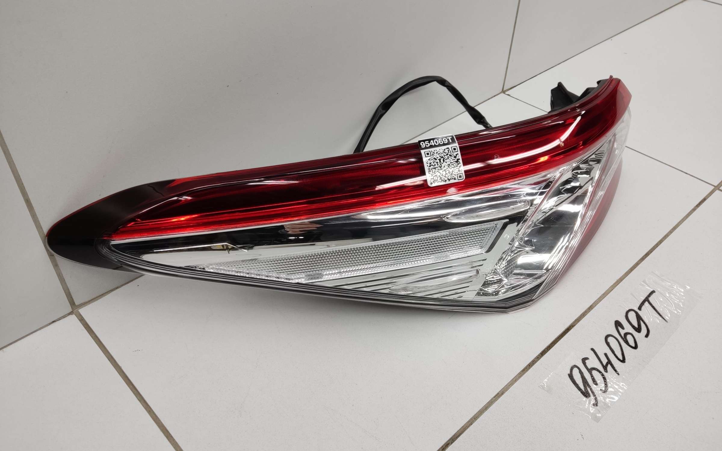 Фонарь задний левый наружный Toyota Camry V70 LED