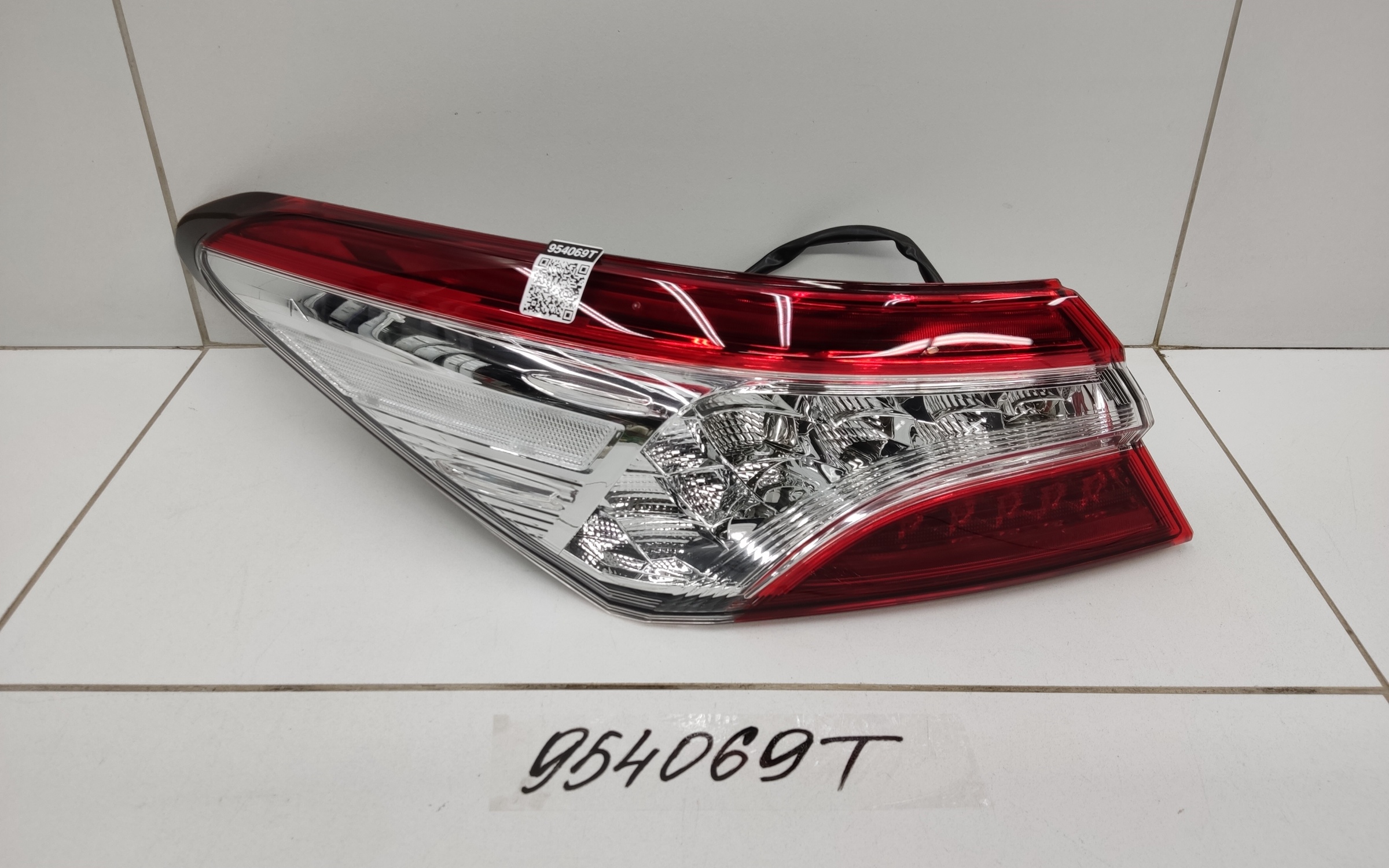 Фонарь задний левый наружный Toyota Camry V70 LED