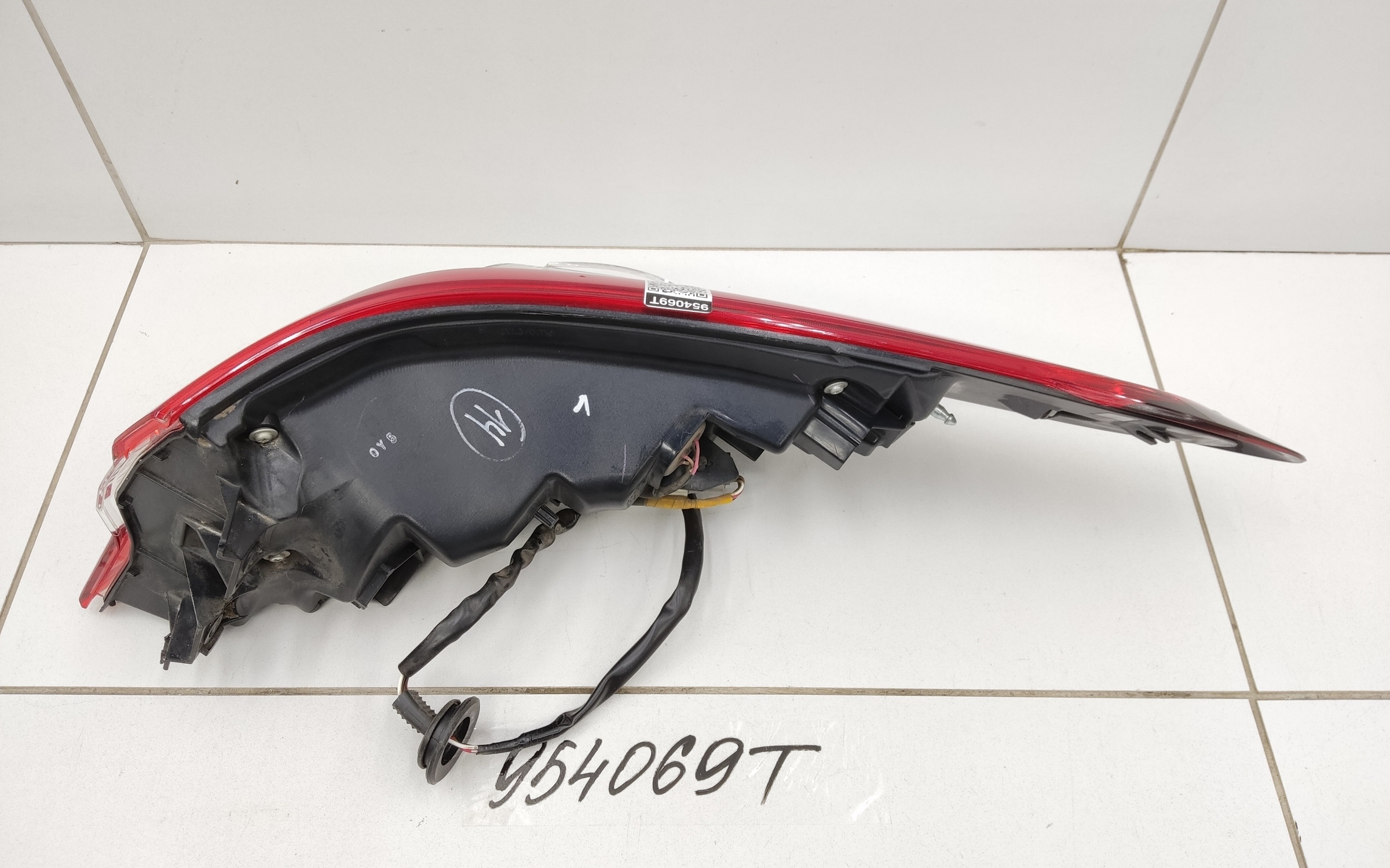 Фонарь задний левый наружный Toyota Camry V70 LED