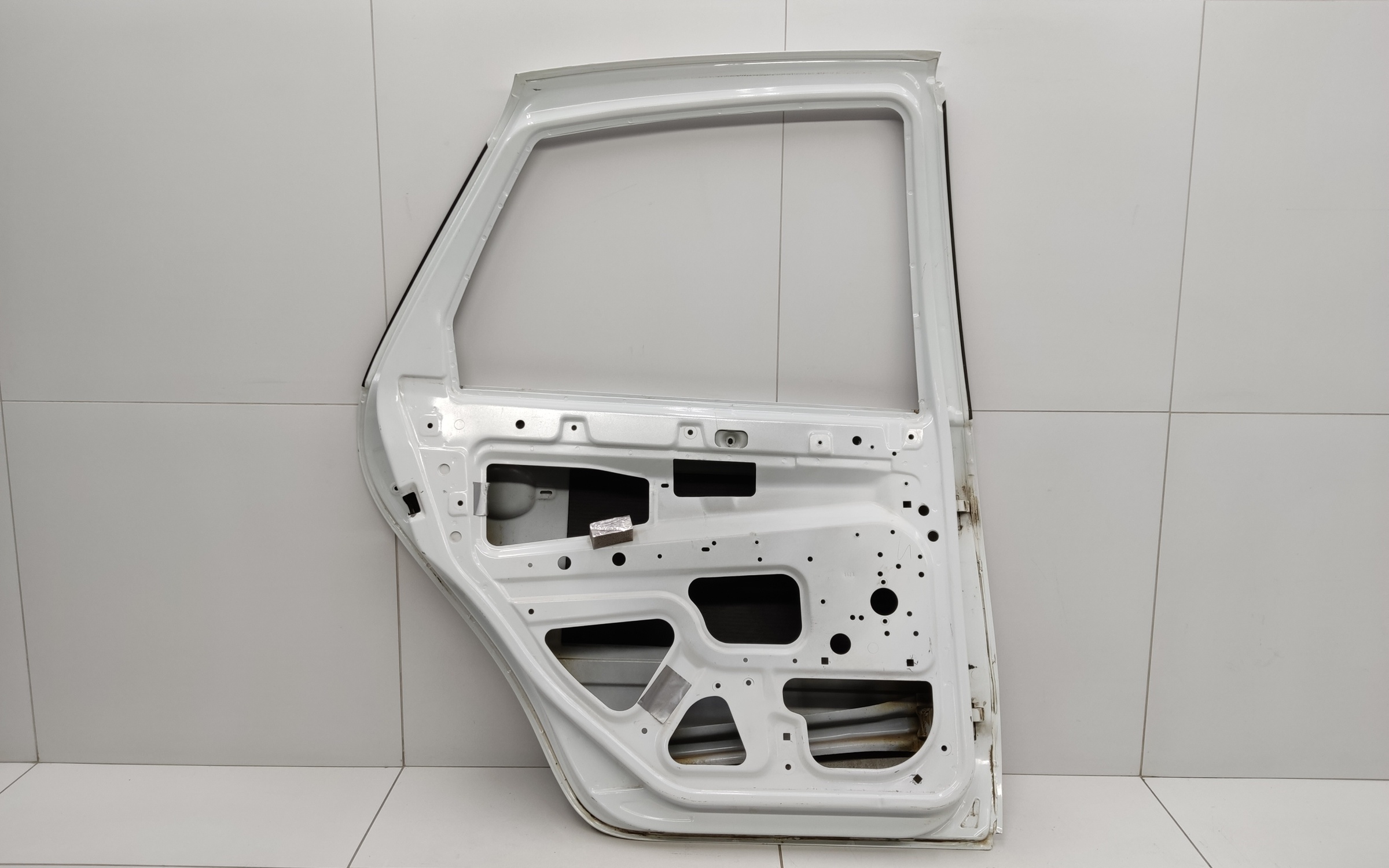Дверь задняя левая Lada Granta Liftback без отверстий под молдинг