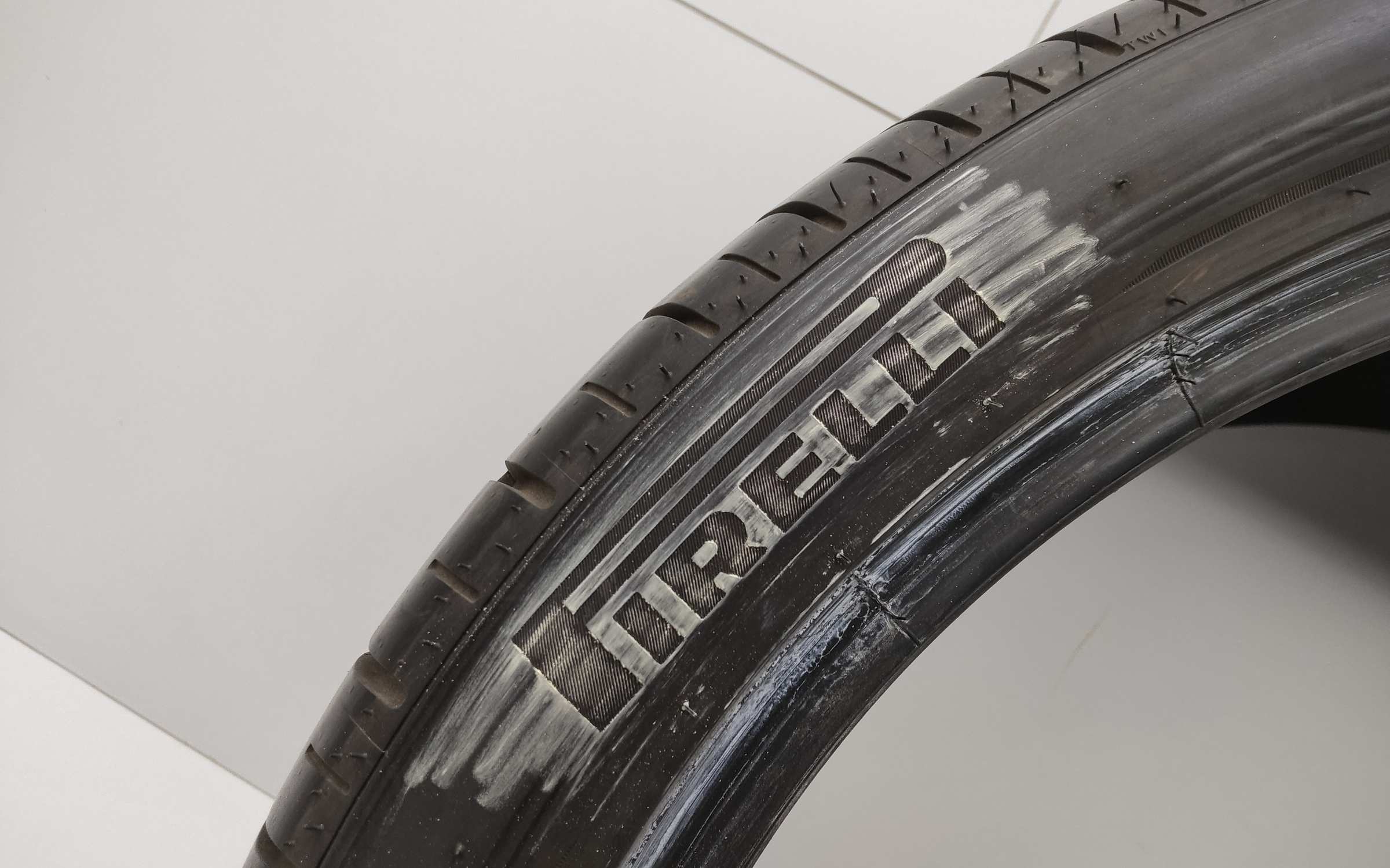 Шина летняя Pirelli P Zero PZ4 Sports Car 325/35 R23 111Y