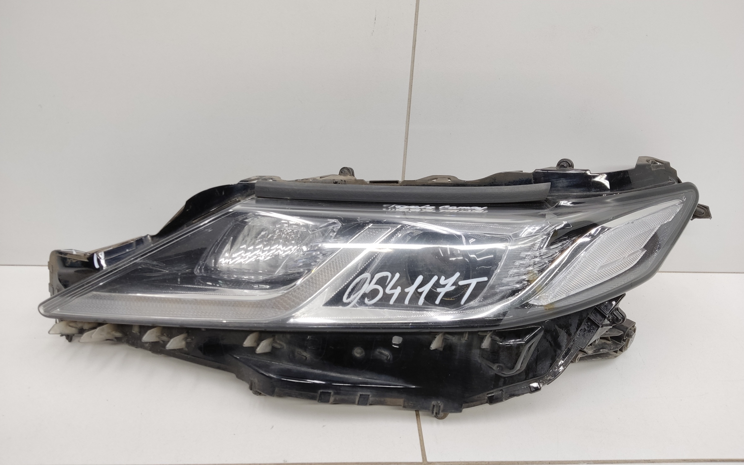 Фара передняя левая Toyota Camry V70 LED