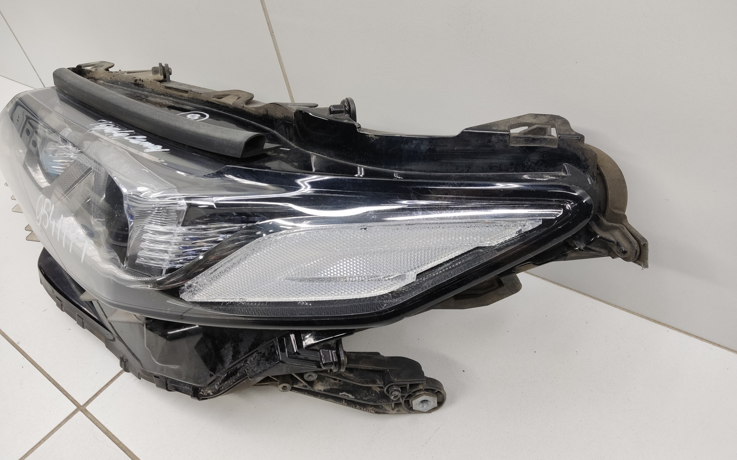 Фара передняя левая Toyota Camry V70 LED