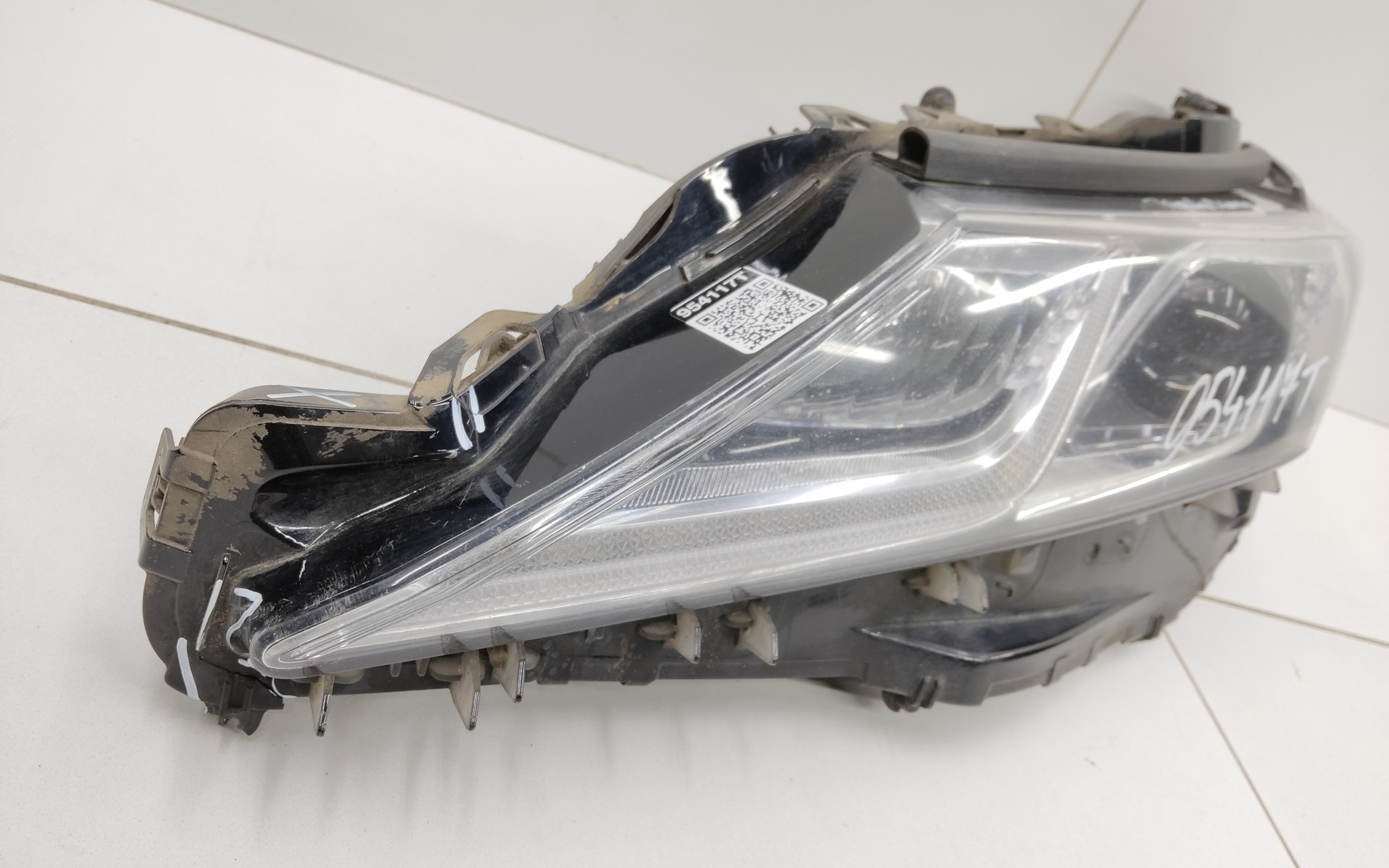 Фара передняя левая Toyota Camry V70 LED