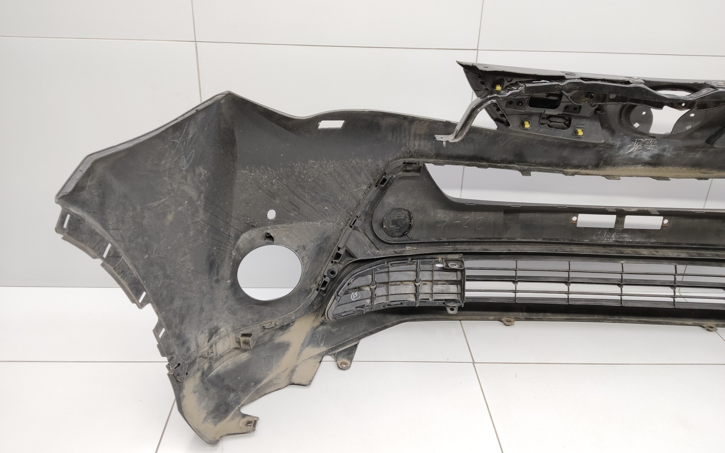 Бампер передний Toyota RAV4 CA40 под омыватели