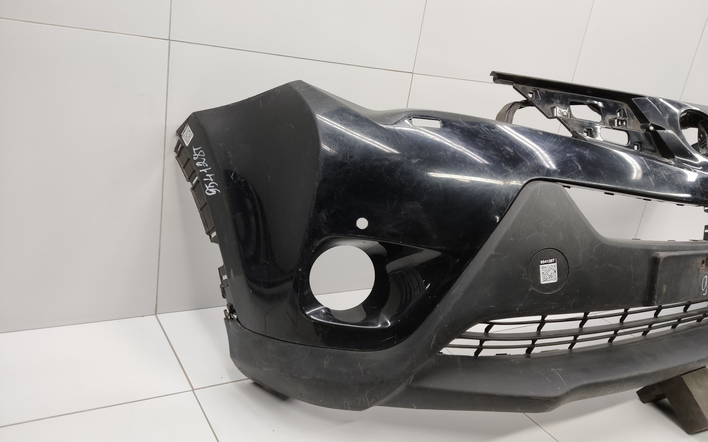 Бампер передний Toyota RAV4 CA40 под омыватели