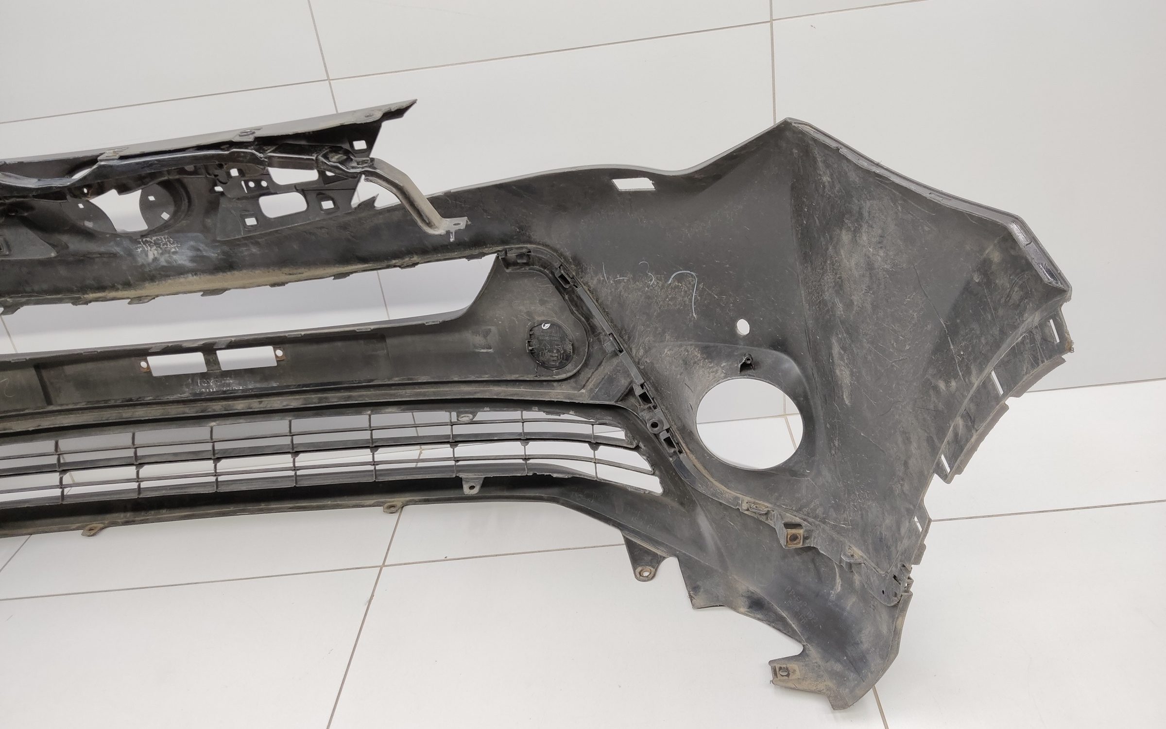 Бампер передний Toyota RAV4 CA40 под омыватели