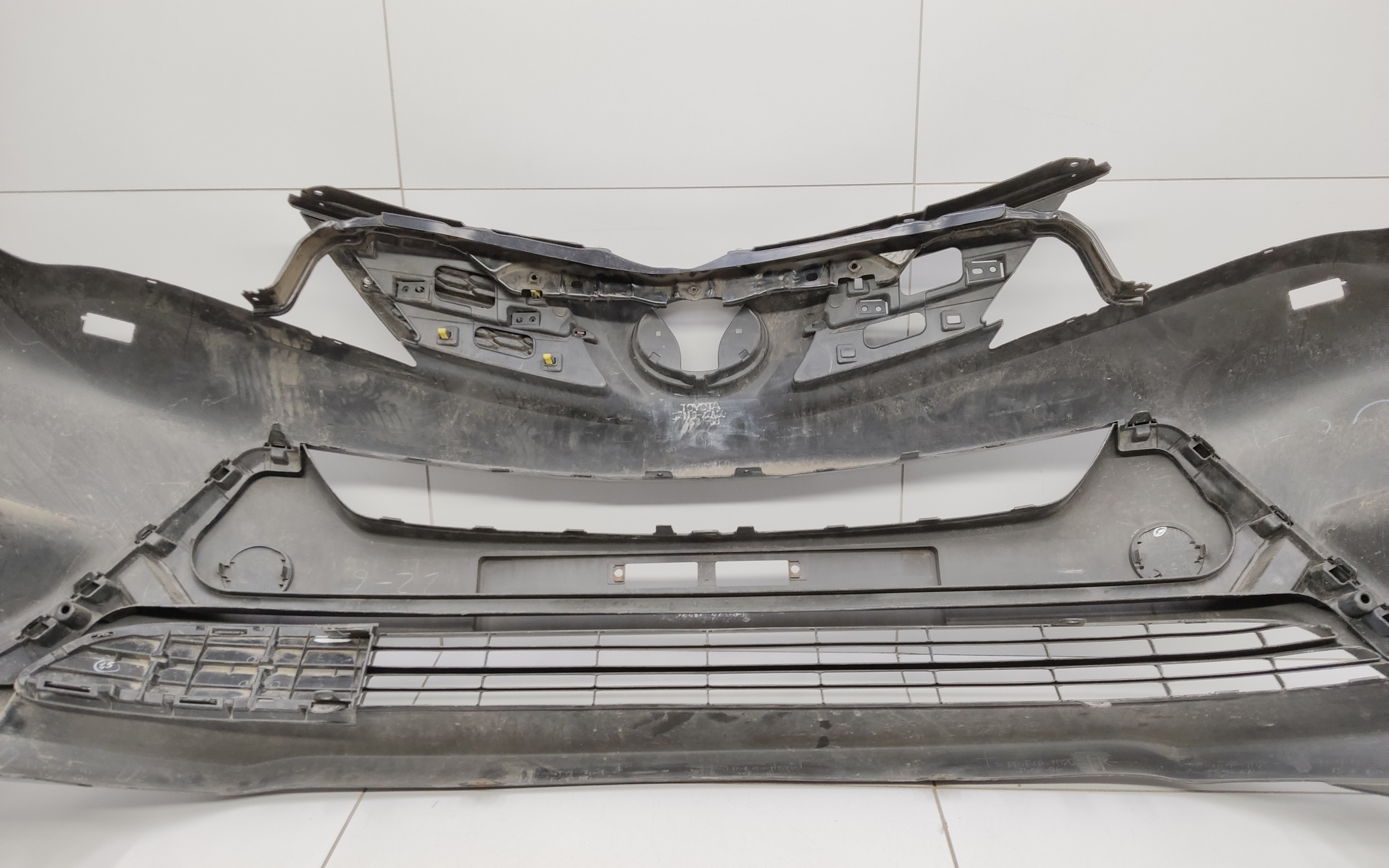 Бампер передний Toyota RAV4 CA40 под омыватели