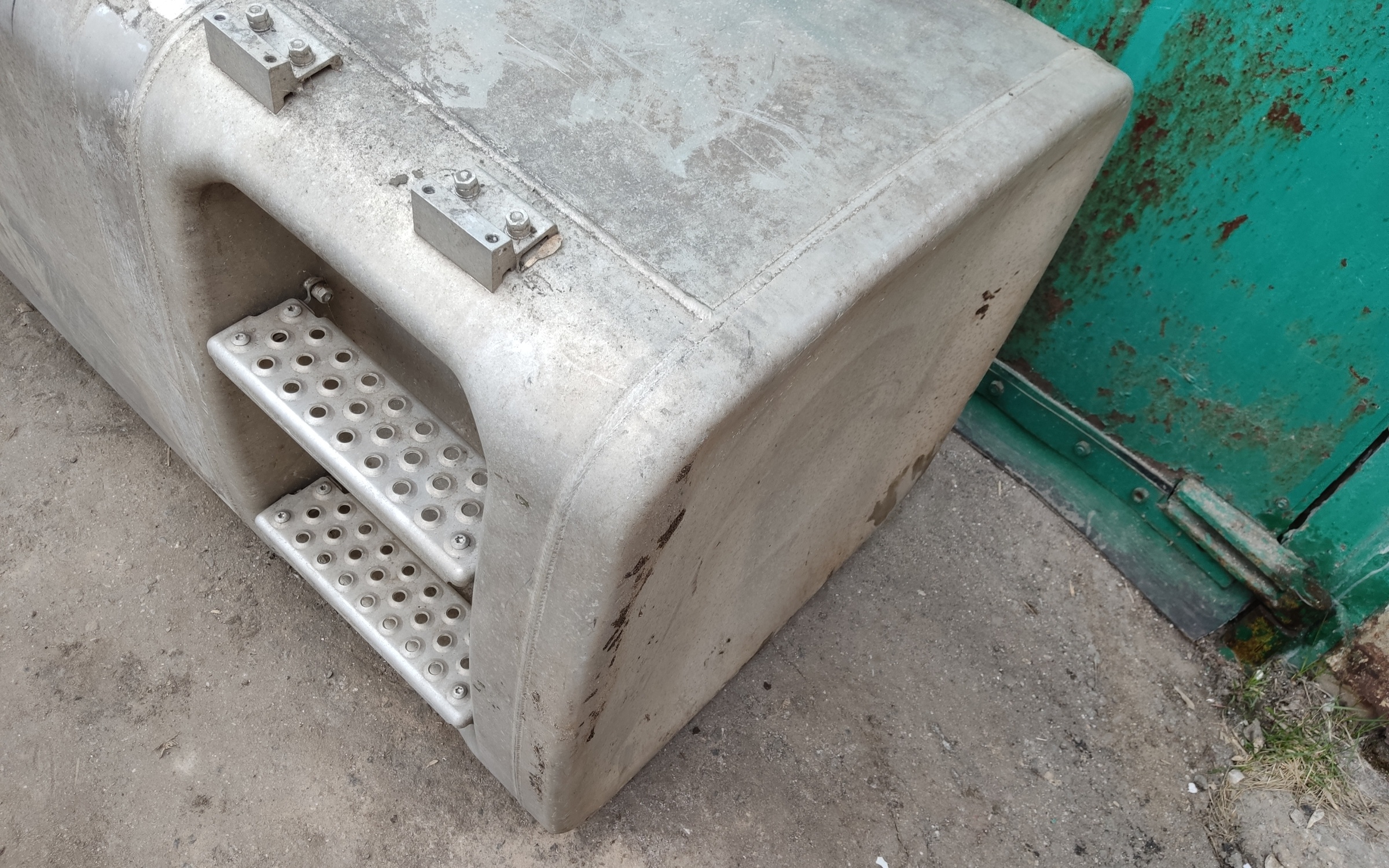 Бак топливный MAN TGS со ступеньками 800л+85л