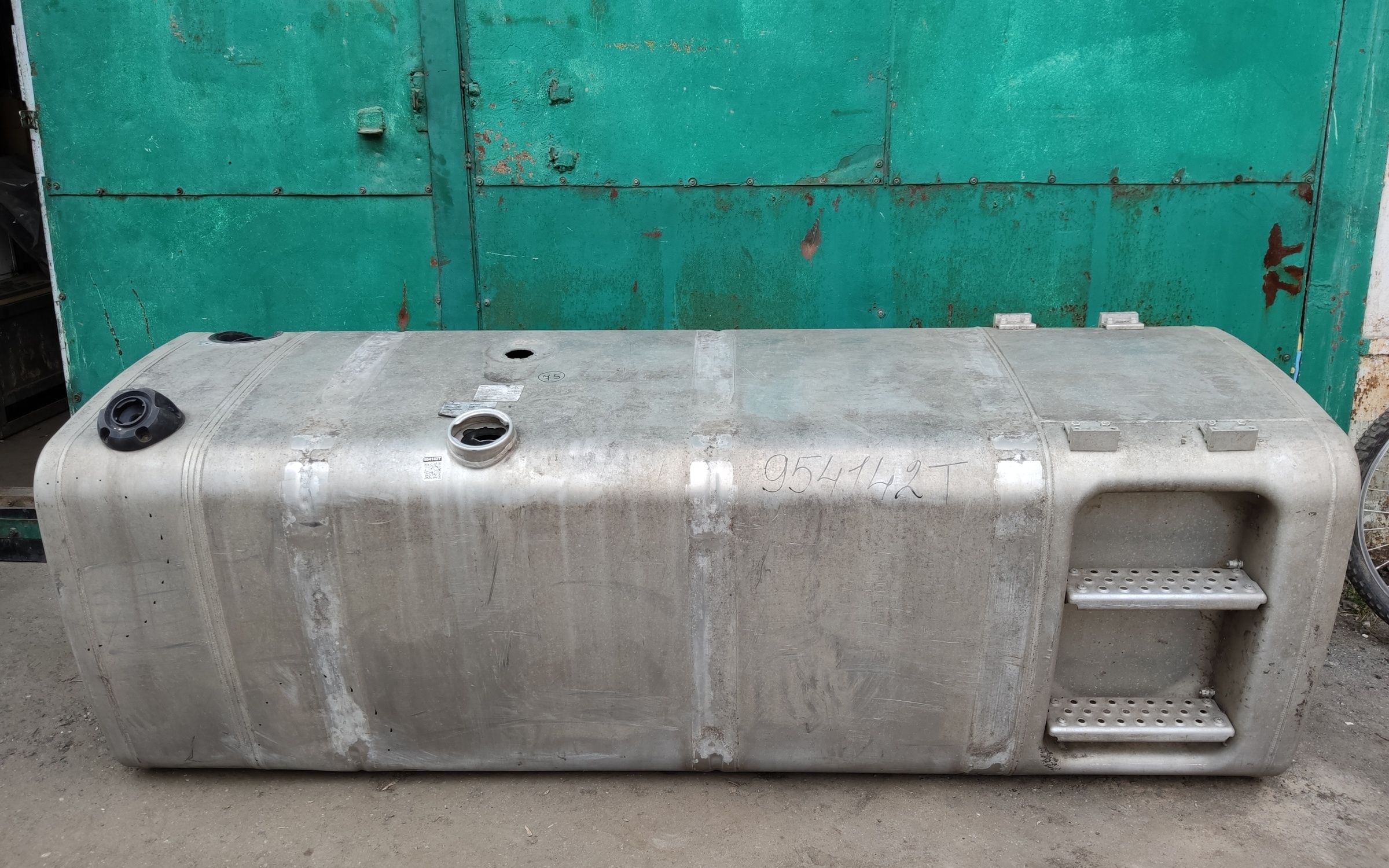 Бак топливный MAN TGS со ступеньками 800л+85л