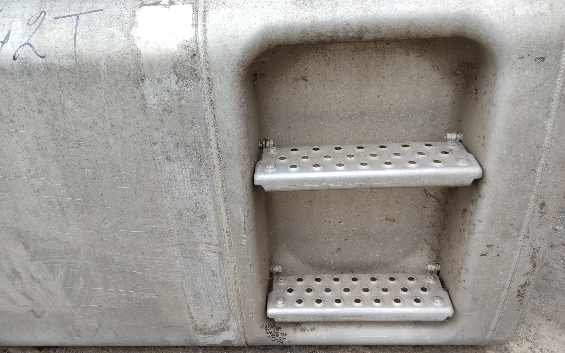 Бак топливный MAN TGS со ступеньками 800л+85л