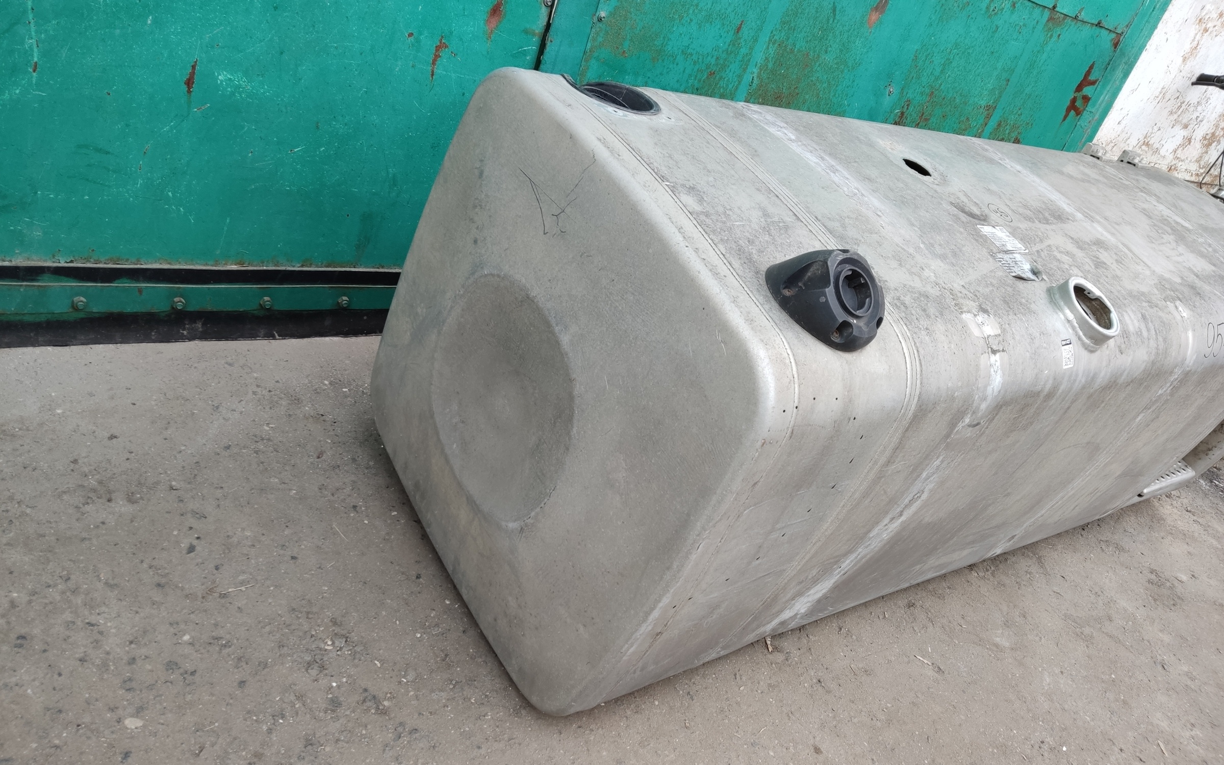 Бак топливный MAN TGS со ступеньками 800л+85л