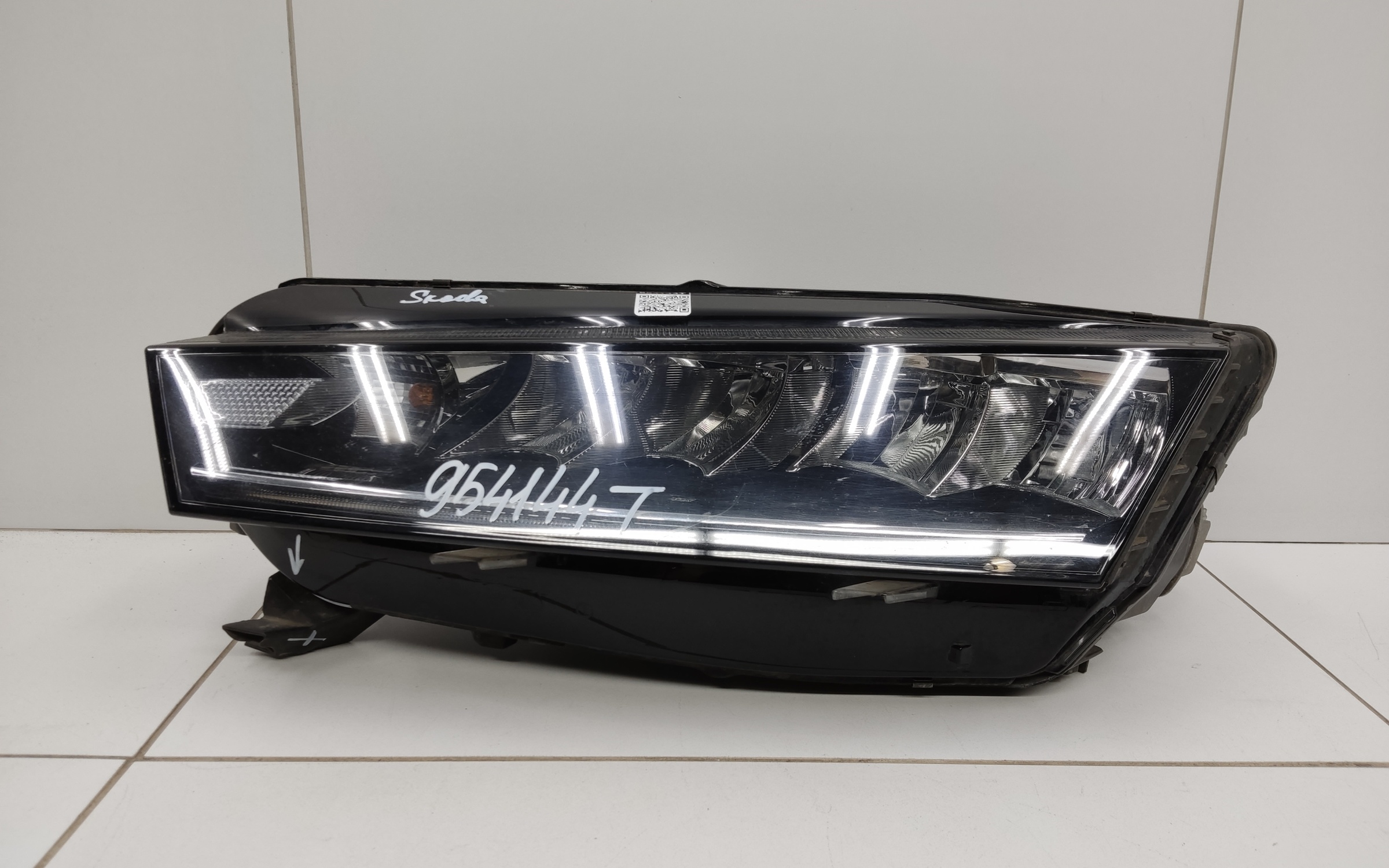 Фара передняя левая Skoda Octavia A8 LED