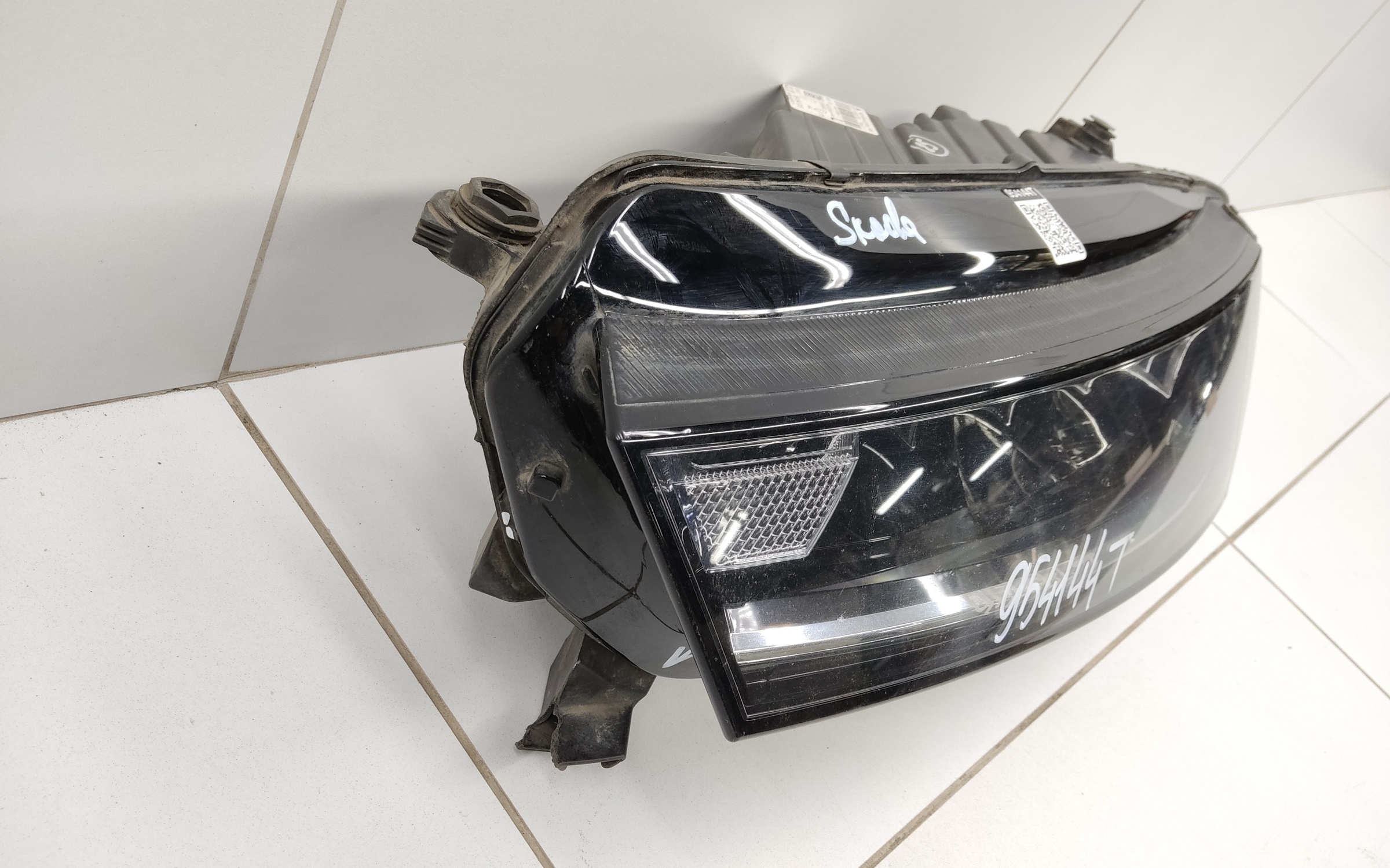 Фара передняя левая Skoda Octavia A8 LED