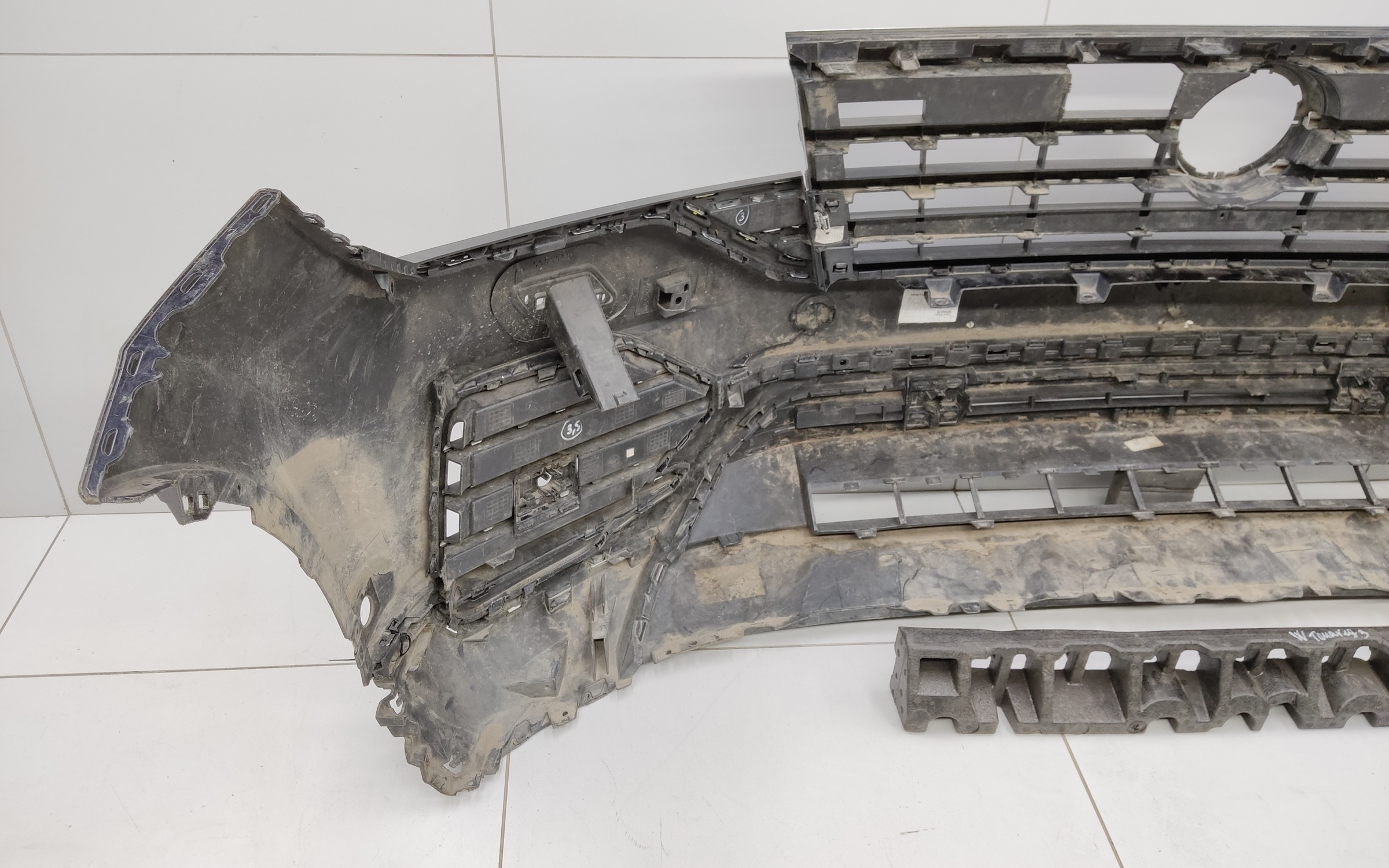 Бампер передний Volkswagen Touareg 3